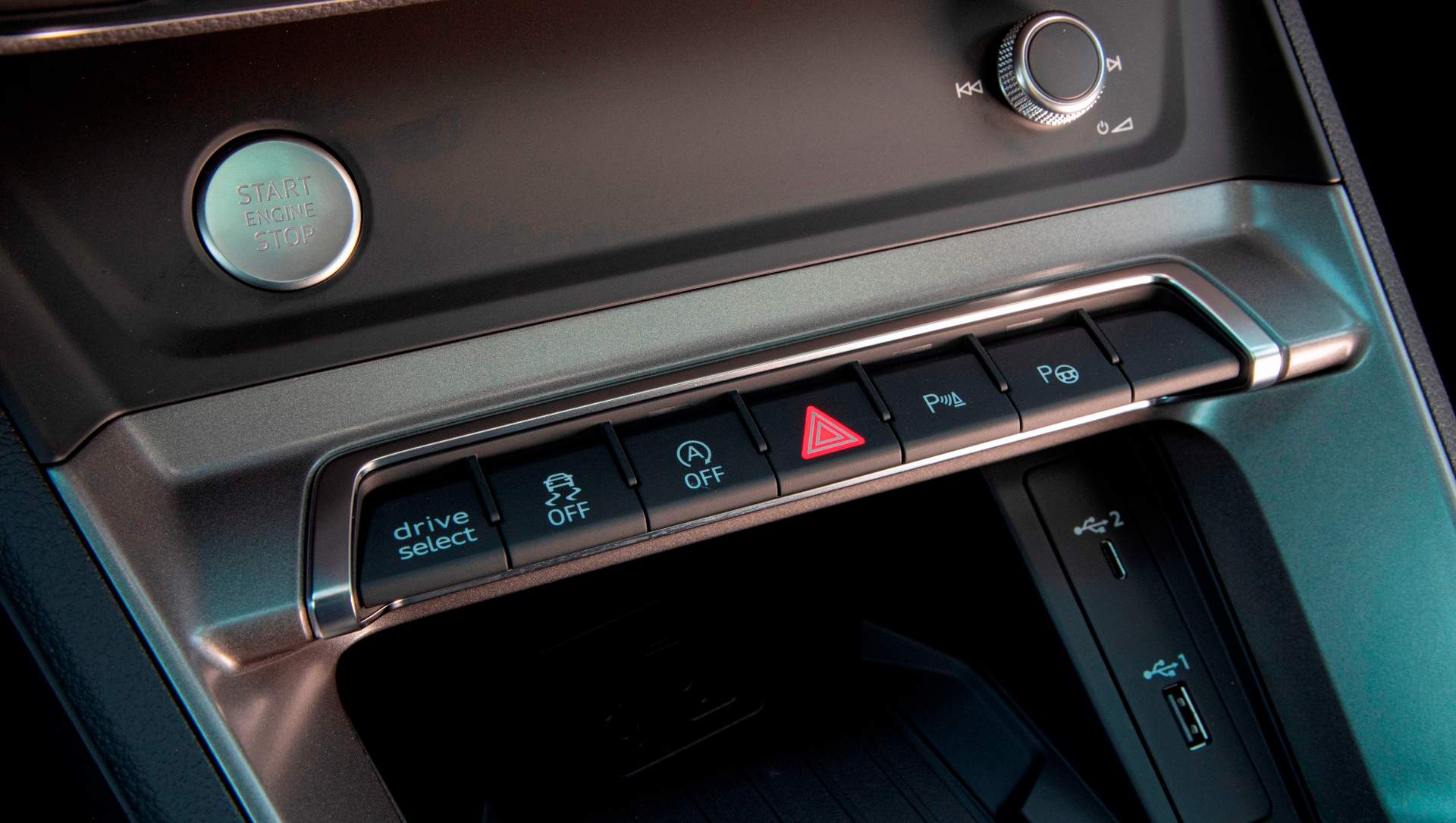 En la consola central se encuentra el botón drive select para seleccionar cualquiera de los 6 modos de conducción disponibles.