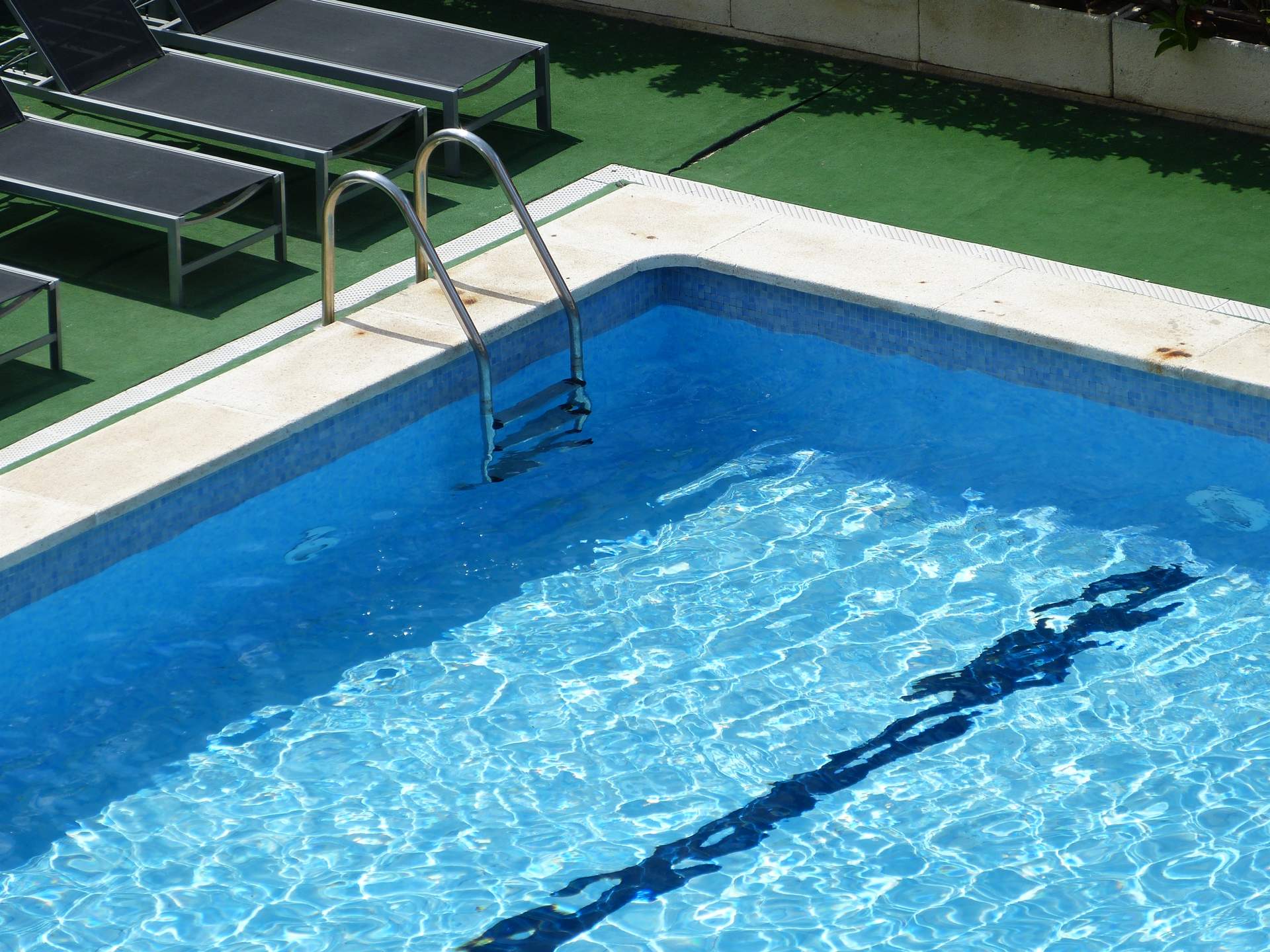 Cataluña plantea que las piscinas privadas rellenadas con agua desalada sean refugios climáticos