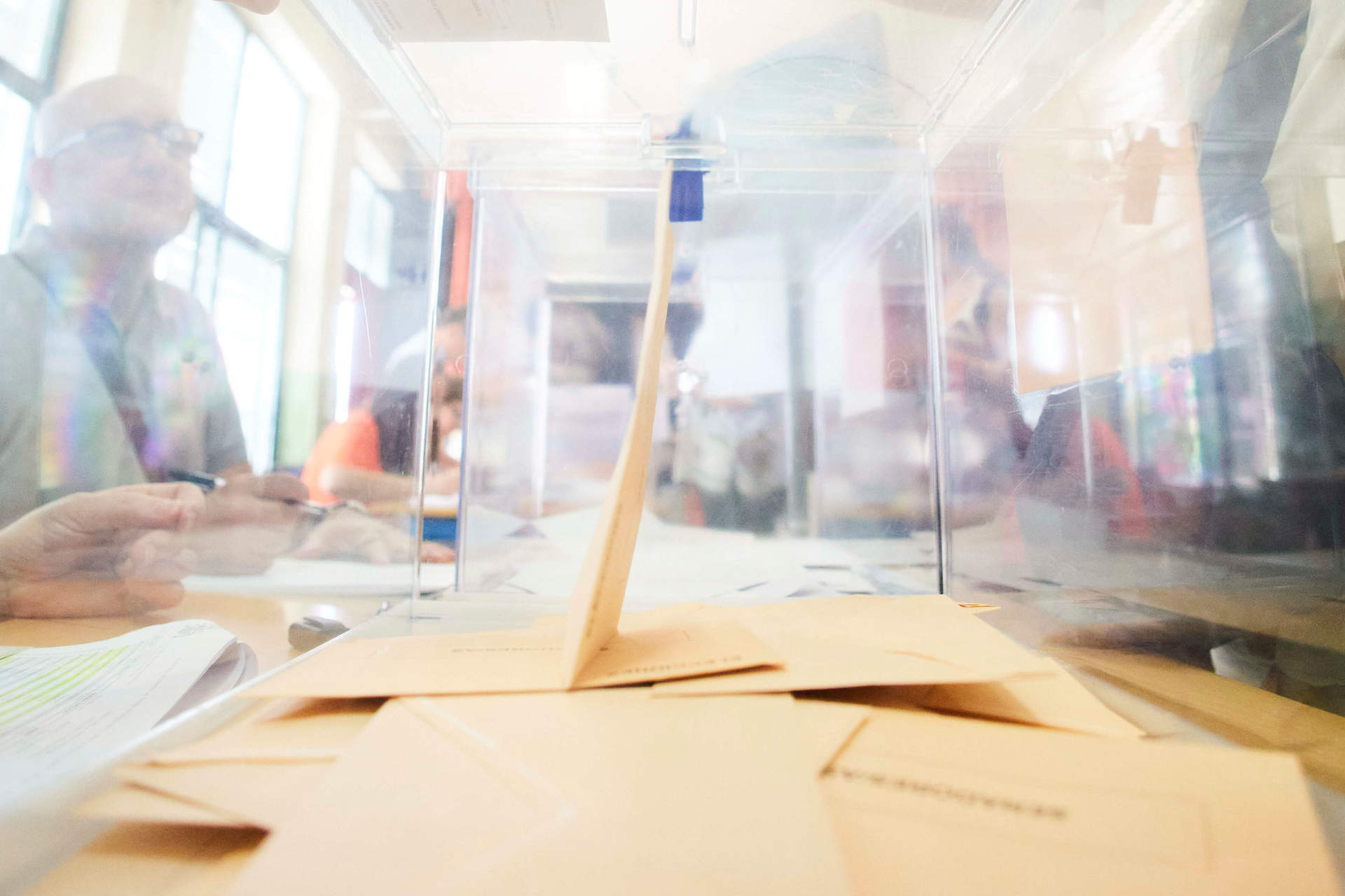 Los votos en la urna del Senado de un colegio electoral de Sevilla (Foto: Joaquin Corchero / Europa Press)