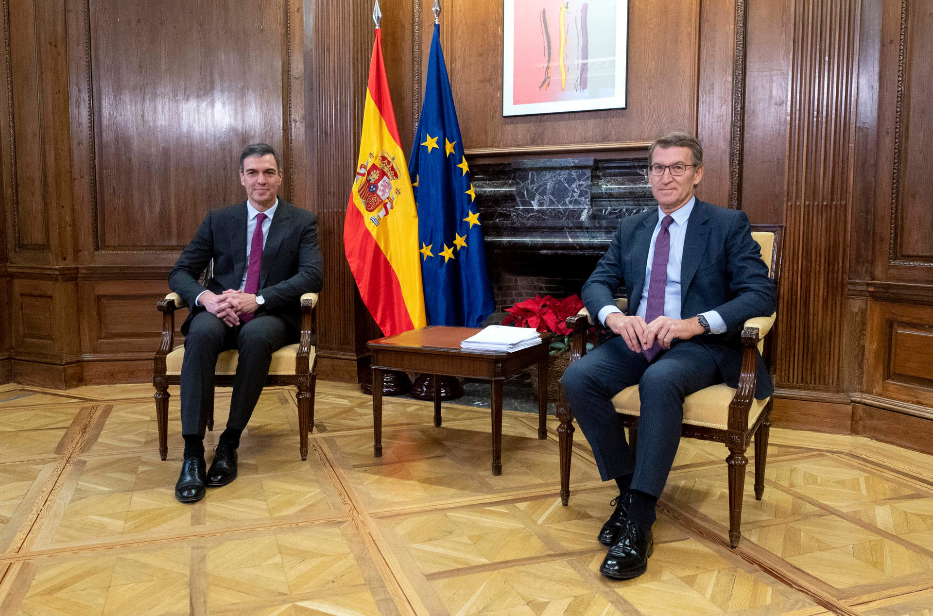 El presidente del Gobierno, Pedro Sánchez (i), y el líder del PP, Alberto Núñez Feijóo (d), durante una reunión, en el Congreso de los Diputados, a 22 de diciembre de 2023, en Madrid.