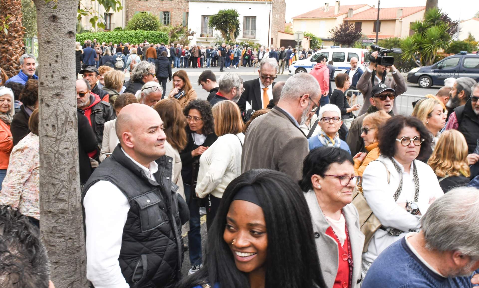 Se formaron largas colas en Elna, Francia, para acceder al acto de presentación de la candidatura de Puigdemont a las elecciones catalanas (Foto: Glòria Sánchez / Europa Press)