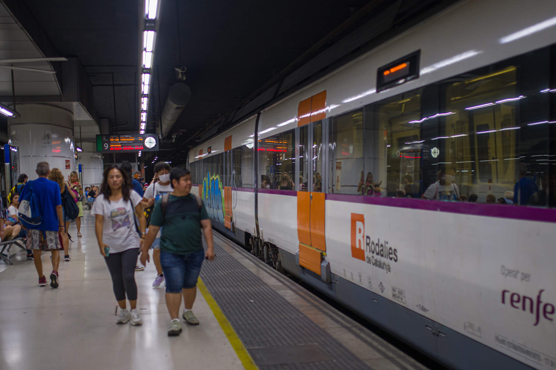 12-M. Caos para llegar a votar: Renfe no garantiza la llegada de trenes a Barcelona
