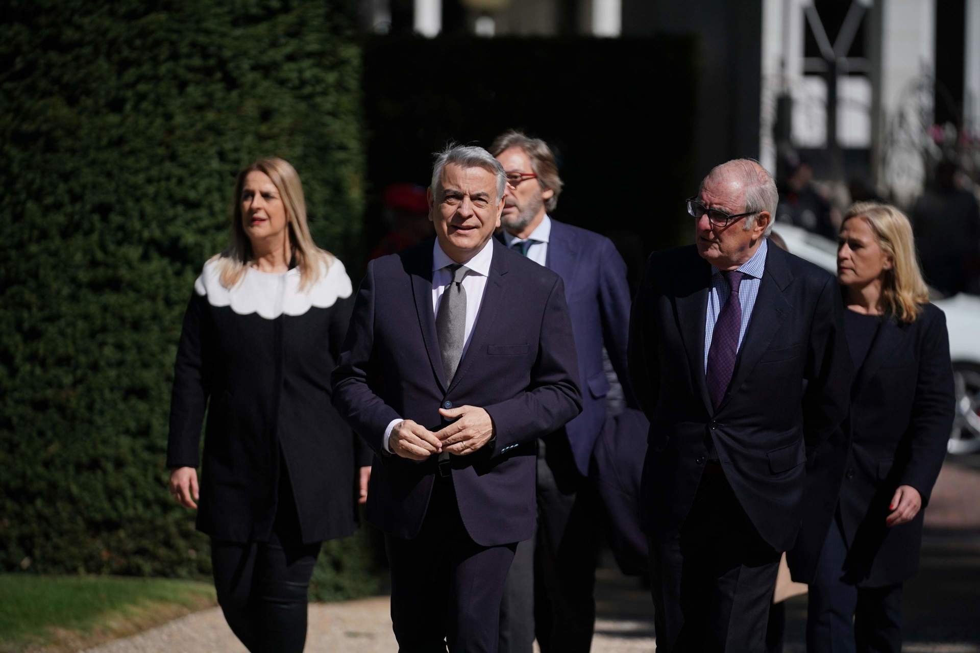 El candidato a lehendakari, Javier De Andrés, acude a la capilla ardiente por Ardanza instalada en el Palacio de Ajuria Enea, en Vitoria-Gasteiz.