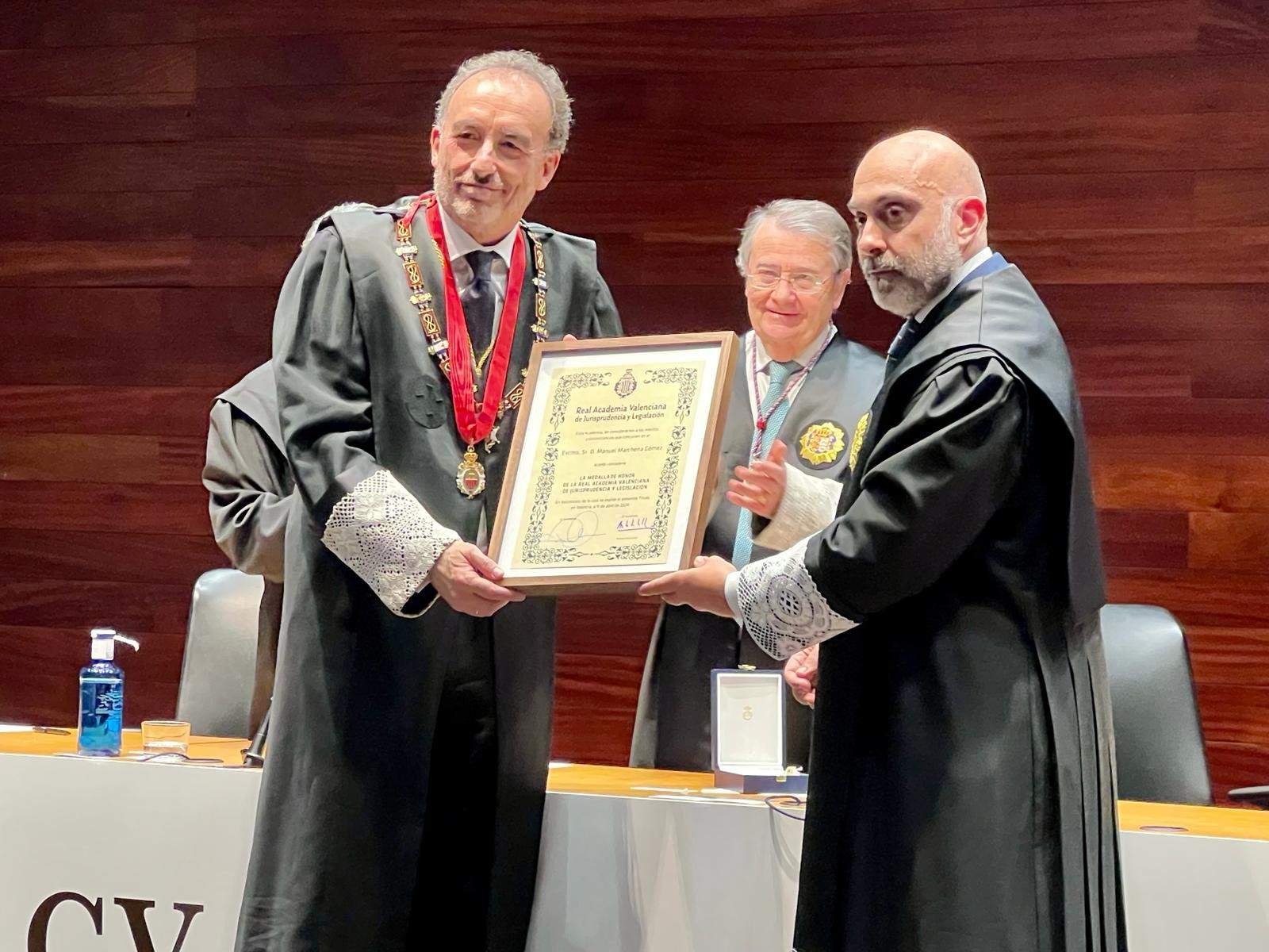 El juez Marchena recibe la medalla de honor de la RAVJL por su trayectoria 
