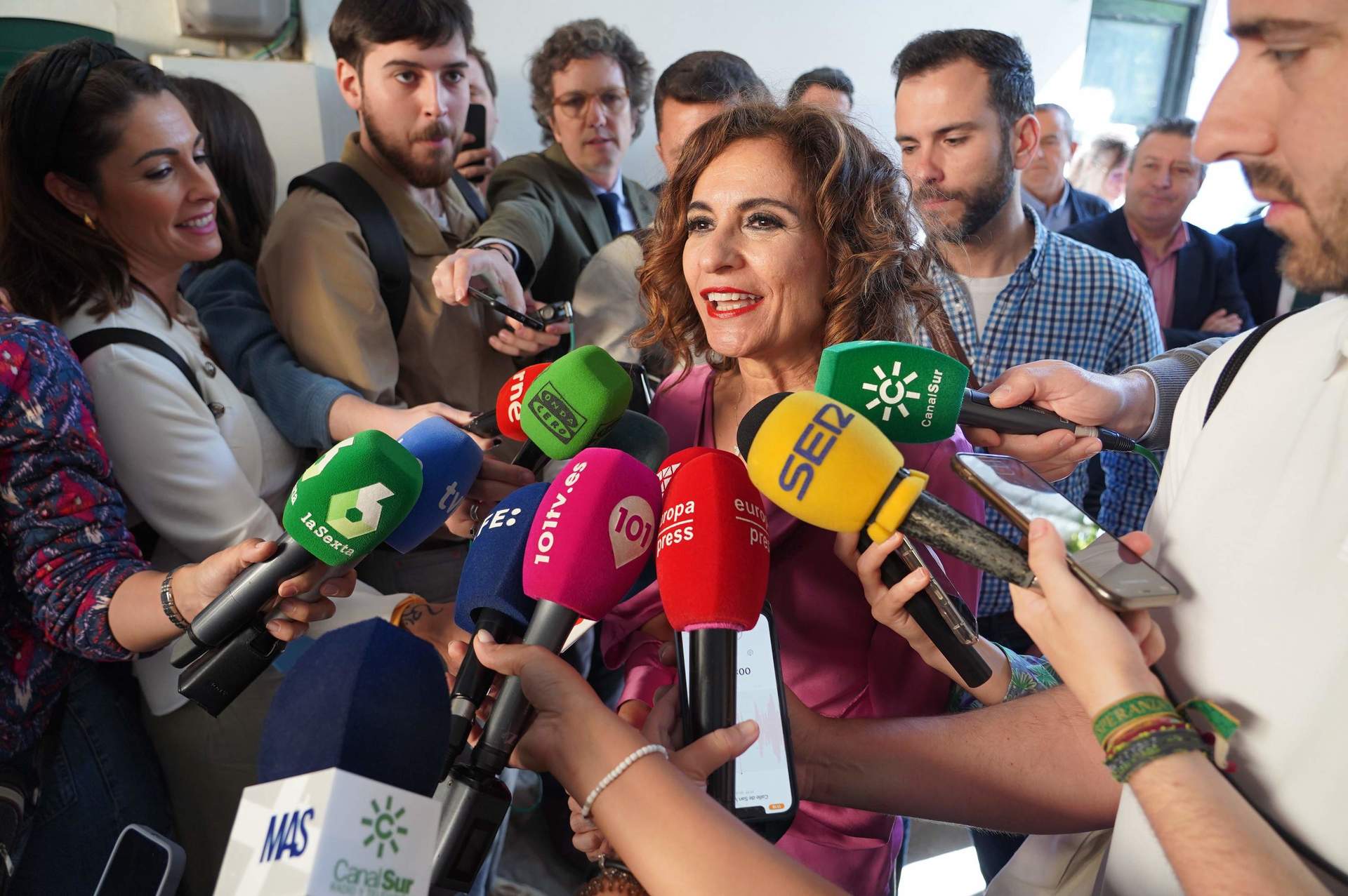 La vicepresidenta primera del Gobierno y vicesecretaria general del PSOE, María Jesús Montero, atiende a los medios en Sevilla.