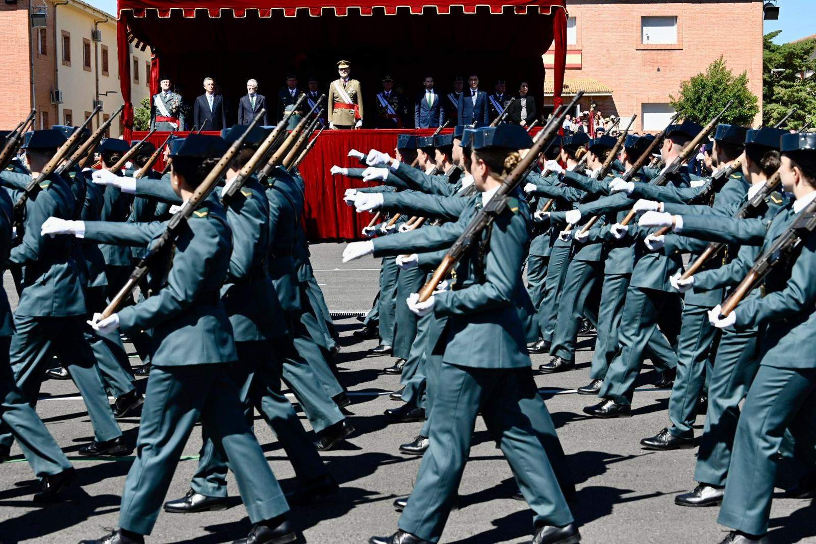 Más de 2.000 alumnos de Guardia Civil juran bandera en Baeza (Jaén) ante el rey Felipe VI