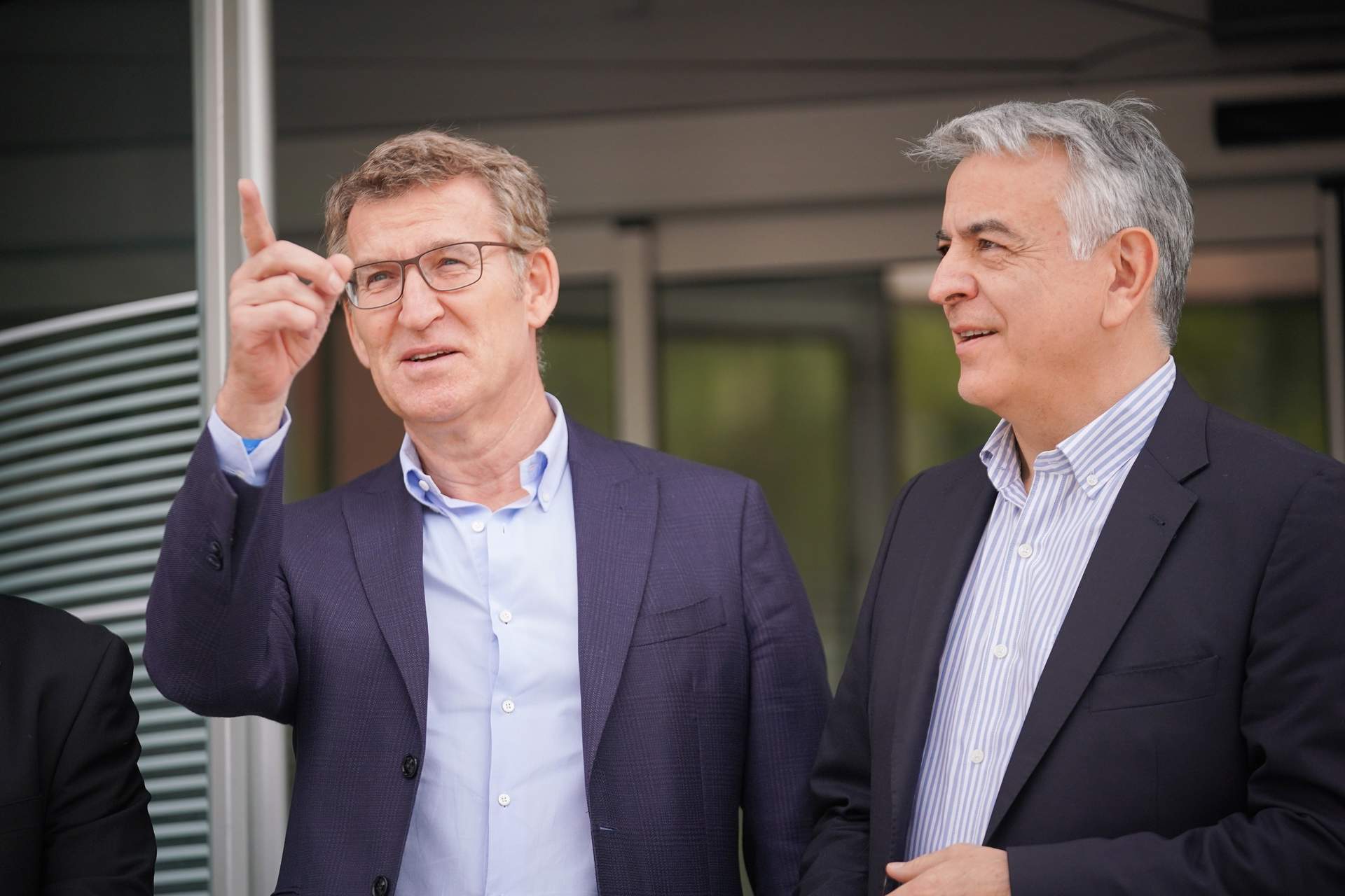 El presidente del PP, Alberto Núñez Feijóo (i), y el presidente del PP del País Vasco y candidato a lehendakari, Javier de Andrés (d), conversan a su llegada a un acto de campaña electoral del PP vasco en el Museo Artium, a 8 de abril de 2024, en Vitoria.
