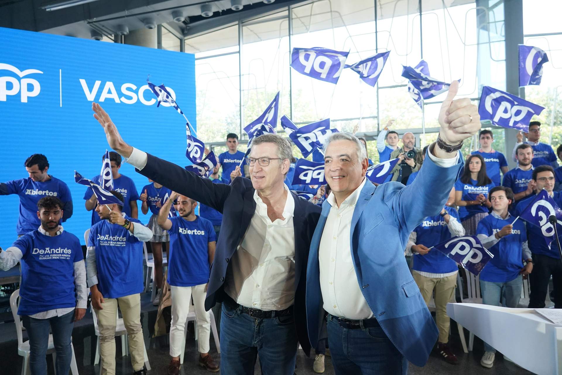 El presidente del Partido Popular, Alberto Núñez Feijóo (i), y el presidente del PP vasco y candidato del partido a Lehendakari, Javier de Andrés (d), saludan a su llegada a un acto de campaña del PP vasco, en el Palacio Euskalduna, a 14 de abril de 2024.
