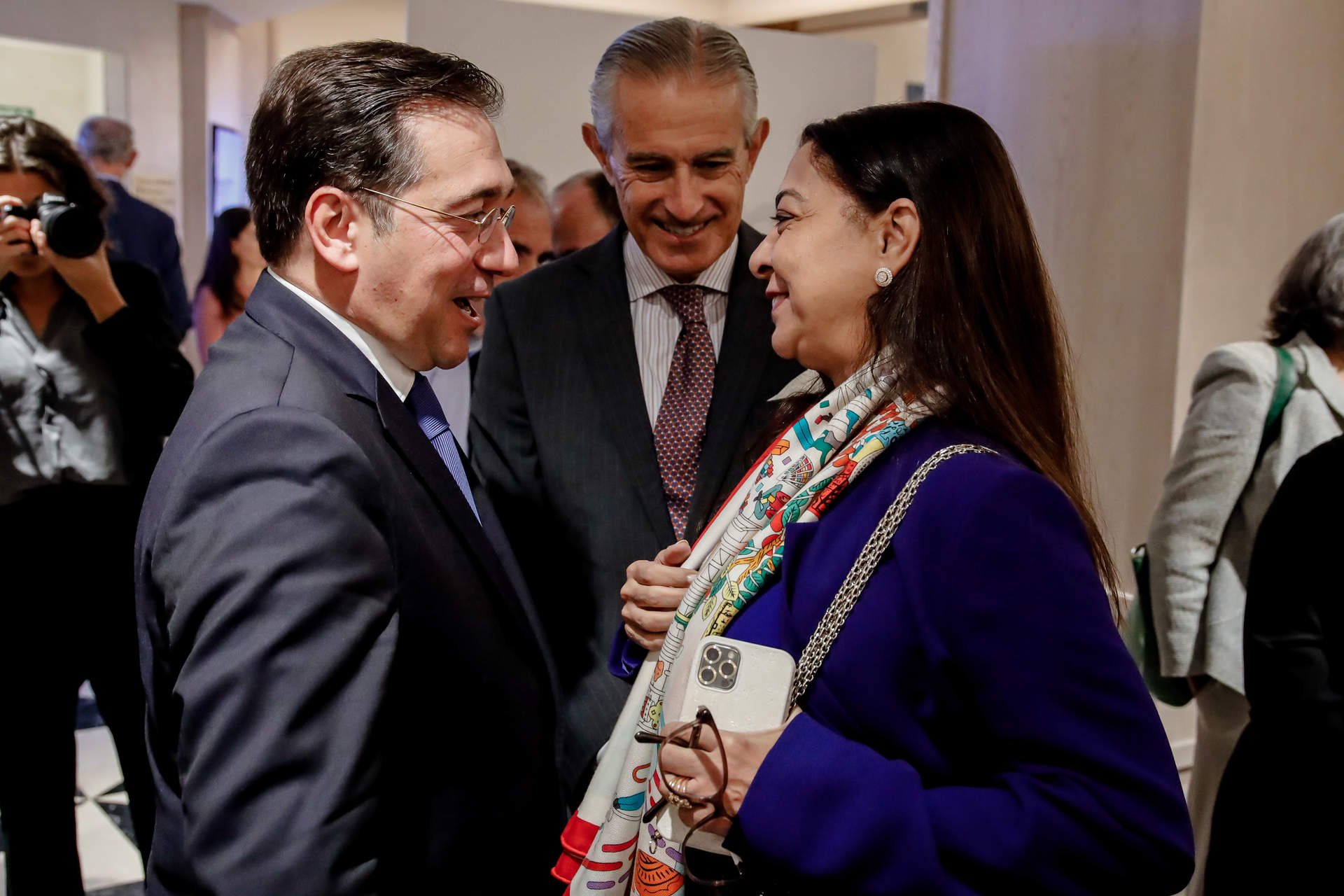 El ministro de Asuntos Exteriores, Unión Europea y Cooperación, José Manuel Albares; y la embajadora de Marruecos en España, Karima Benyaich.