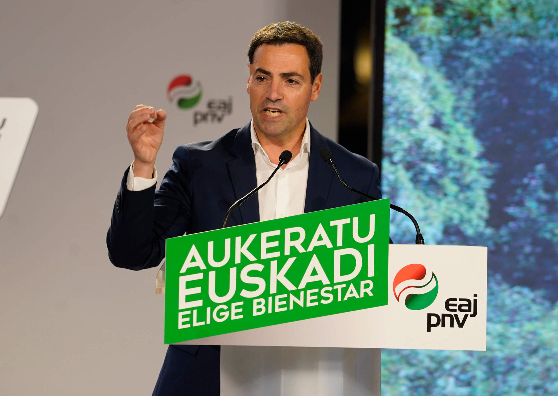 El candidato a Lehendakari y cabeza de lista por Bizkaia, Imanol Pradales, interviene durante el arranque de la campaña electoral del PNV, en la Plaza de la Virgen Blanca, a 4 de abril de 2024, en Vitoria-Gasteiz, Álava, País Vasco.