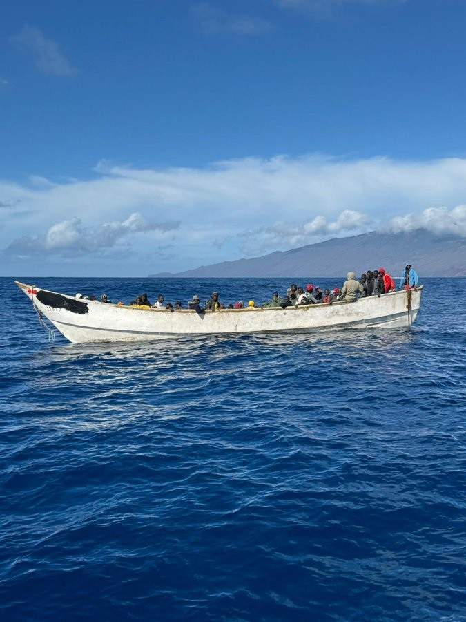 Piden seis años de cárcel para los dos patrones de un cayuco con 38 migrantes rescatado en aguas de Canarias