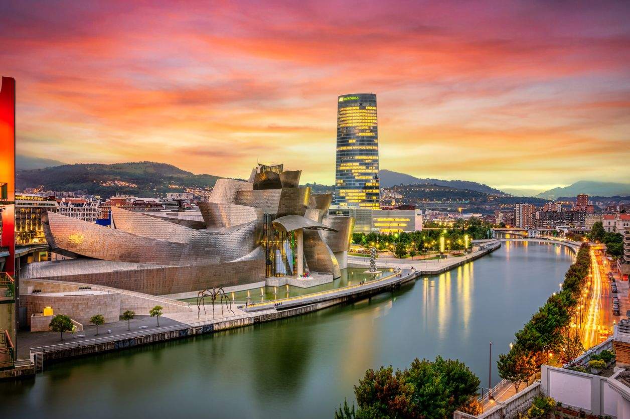 El Museo Guggenheim al atardecer en Bilbao. Imagen de archivo