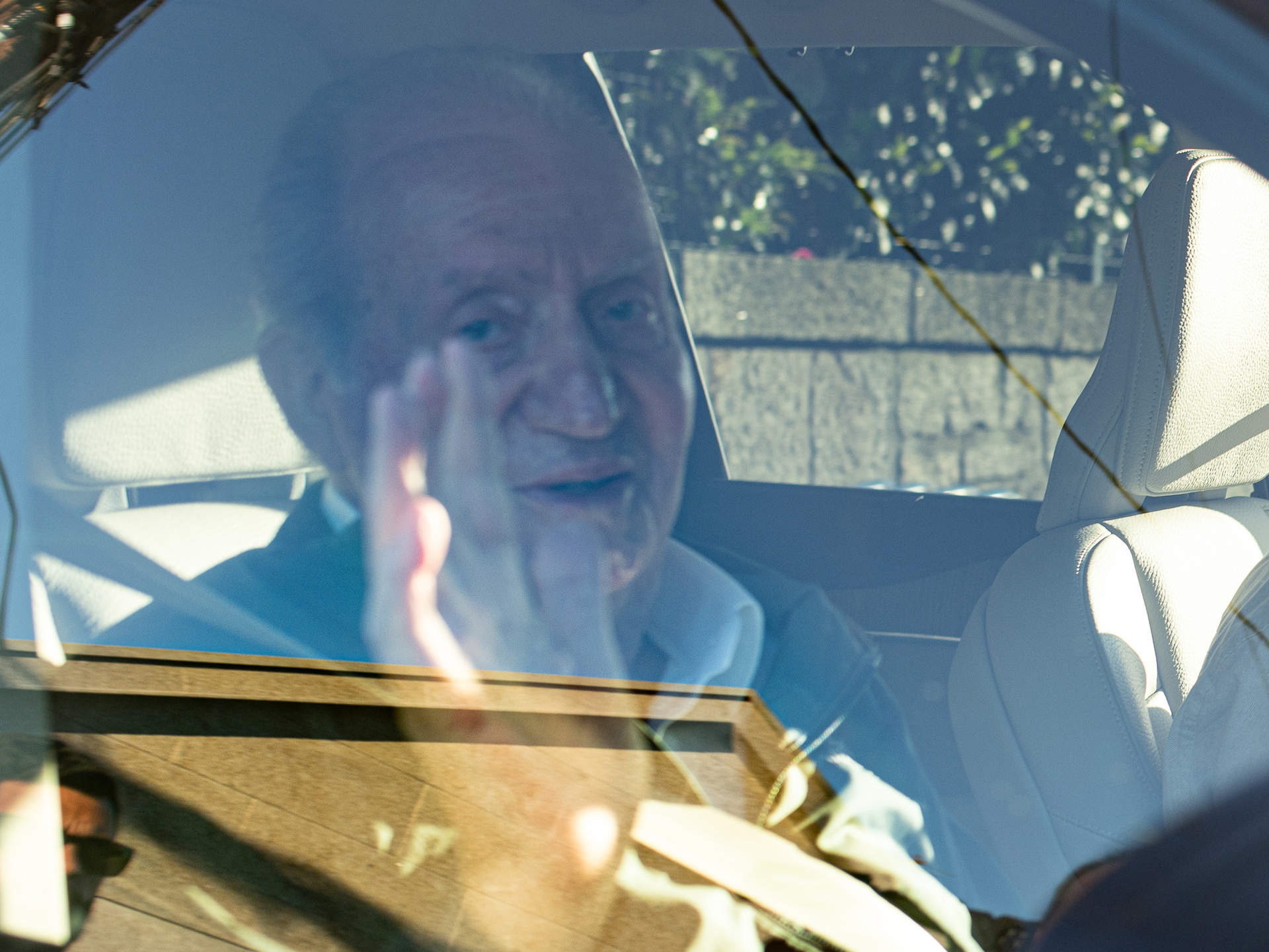 El rey Juan Carlos dice adiós a Sanxenxo tras una visita de lo más atípica