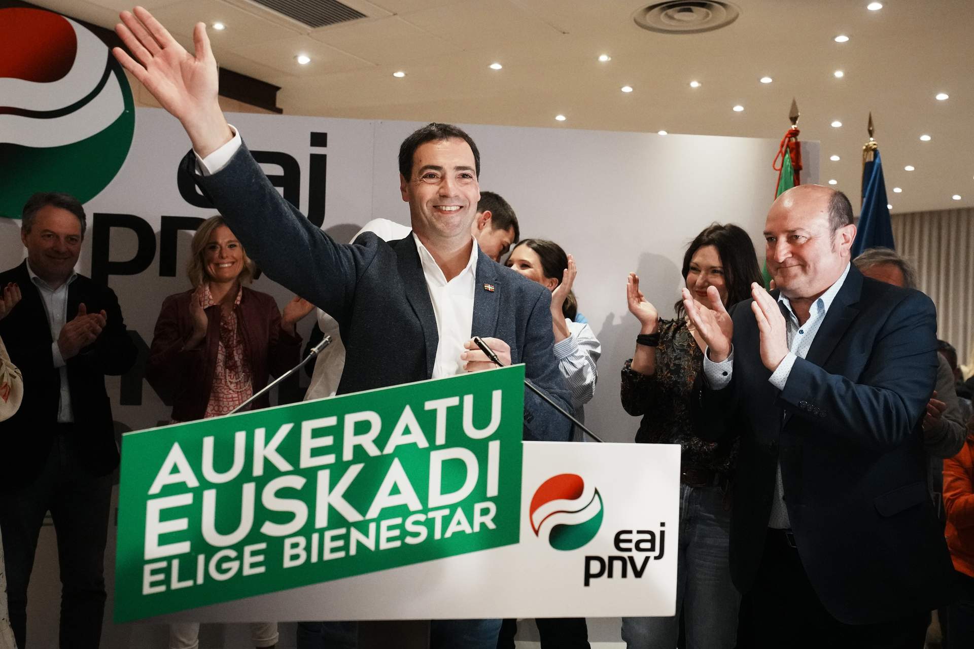 El candidato del PNV a lehendakari, Imanol Pradales (i) y el presidente del PNV, Andoni Ortuzar (d), tras finalizar la jornada electoral de elecciones autonómicas del País Vasco.