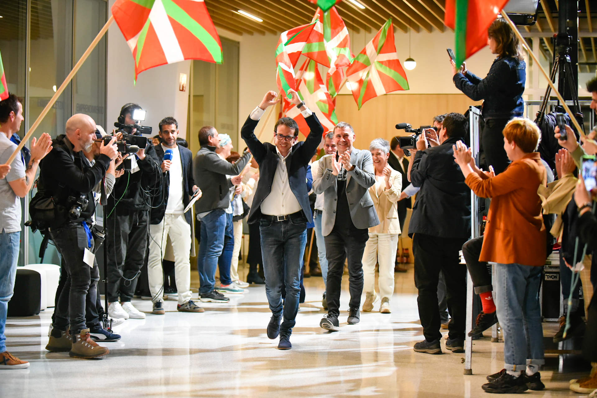 Pello Otxandiano y Arnaldo Otegi celebran los resultados de EH Bildu (Foto: Arnaitz Rubio / Europa Press).