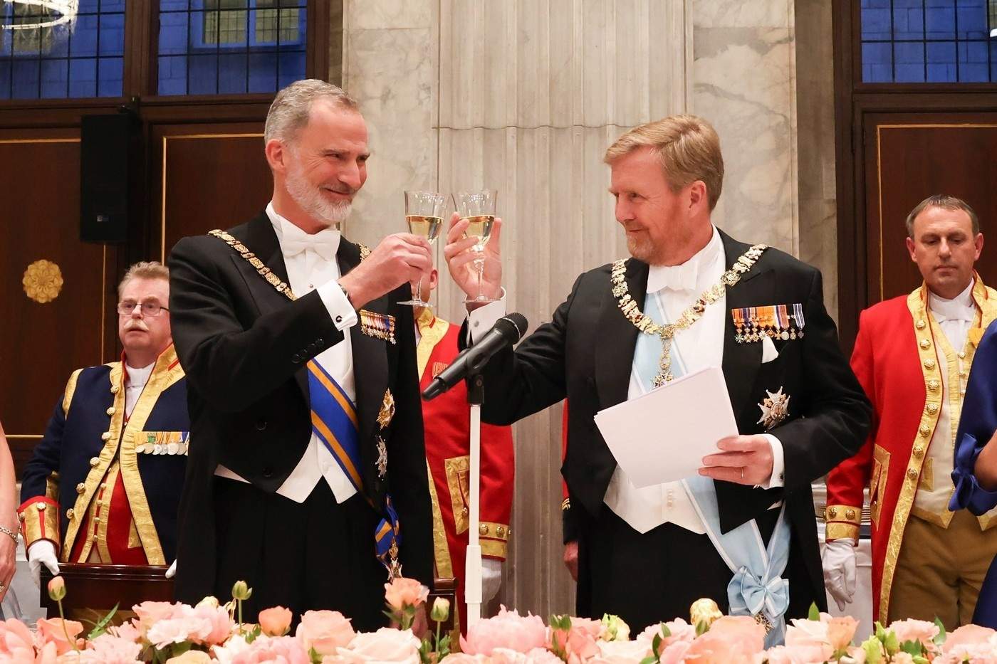 El Rey Felipe VI y el rey Guillermo Alejandro brindan durante la cena de gala con motivo de la visita de Estado de los Reyes a Países Bajos. (Foto: Casa Real / EP)