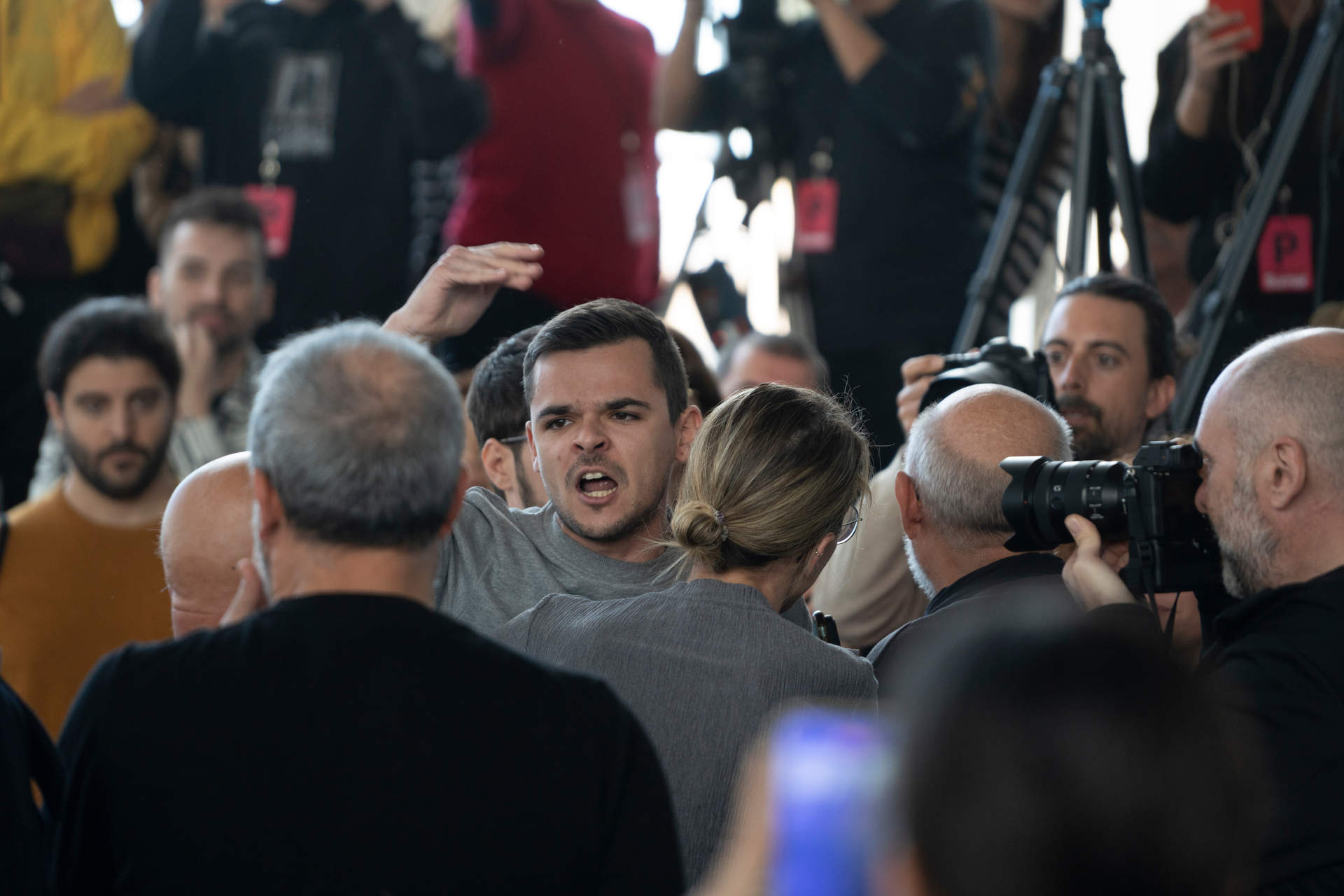 Un chico perteneciente al Frente Obrero grita frente a Yolanda Díaz en la presentación de Sumar en Valencia (Foto: Jorge Gil / Europa Press)