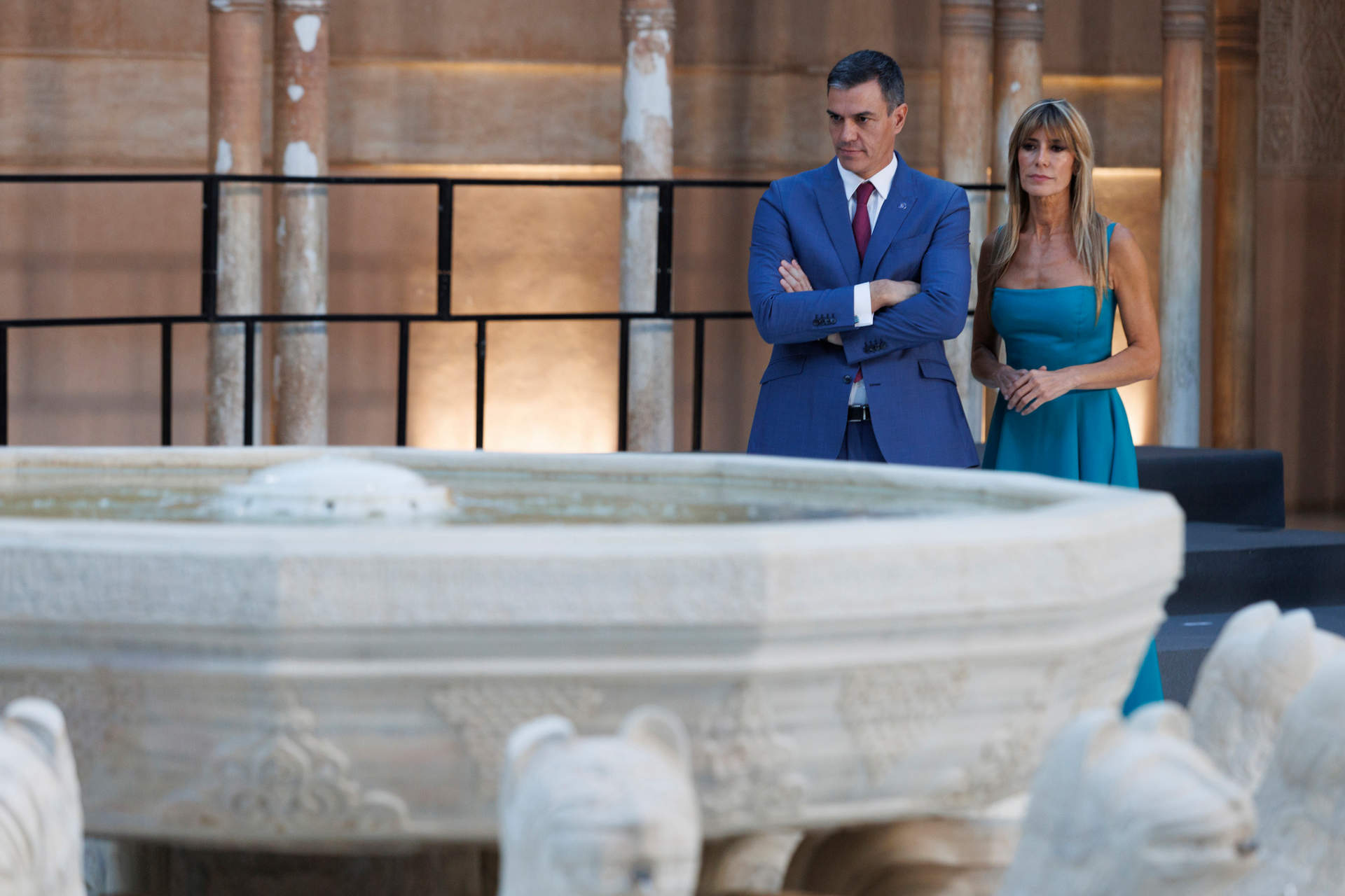 El presidente Pedro Sánchez, junto a su esposa, Begoña Gómez, en una cumbre en la Alhambra.