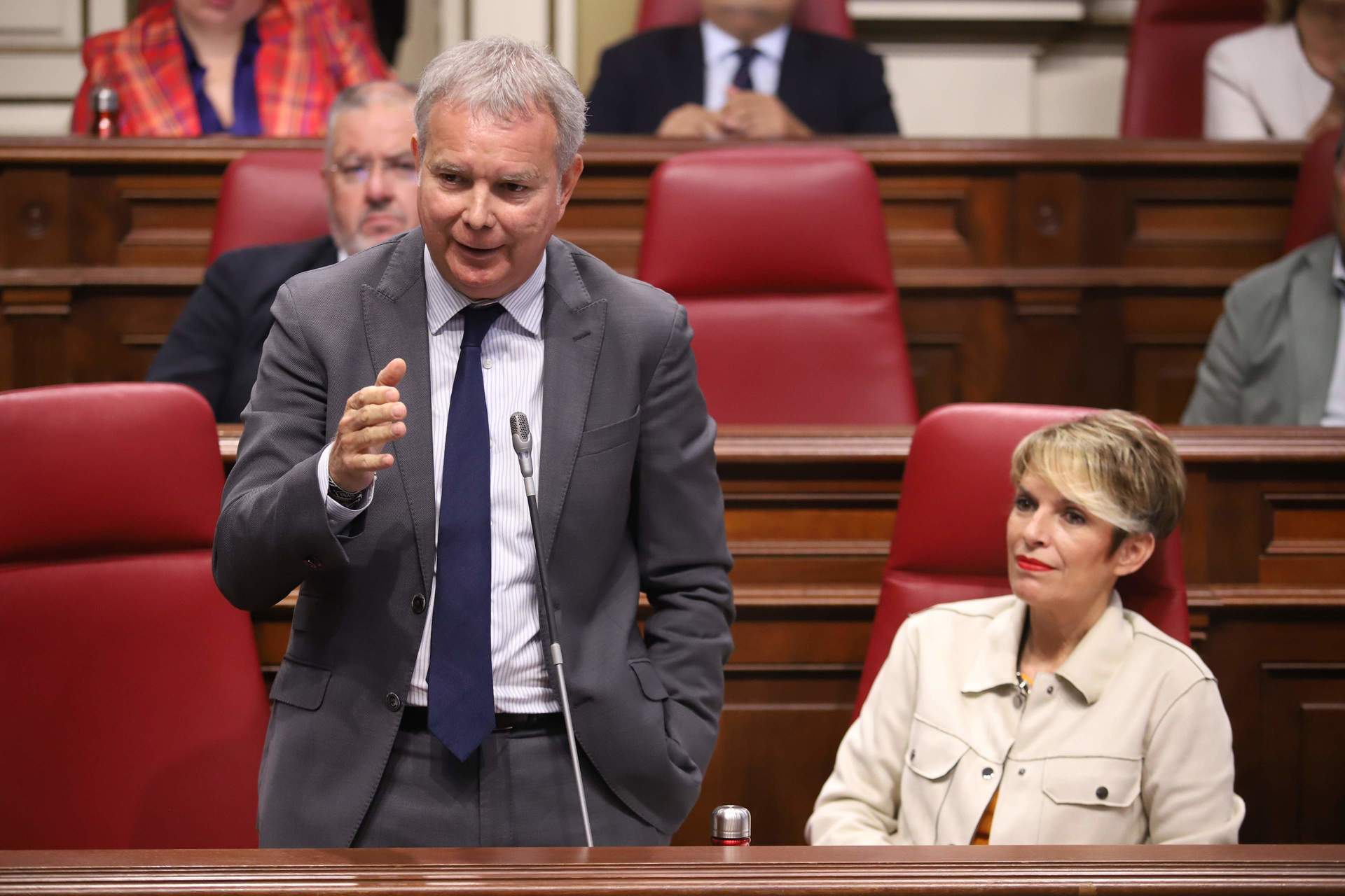 PSOE y NC-BC se quedan solos en el Parlamento en la defensa de una tasa turística en Canarias