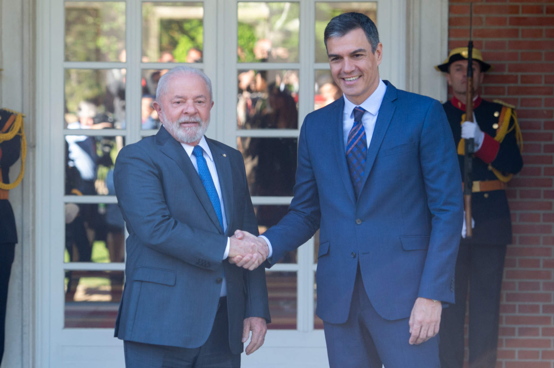 El presidente de Brasil habla con Sánchez para mostrarle su 