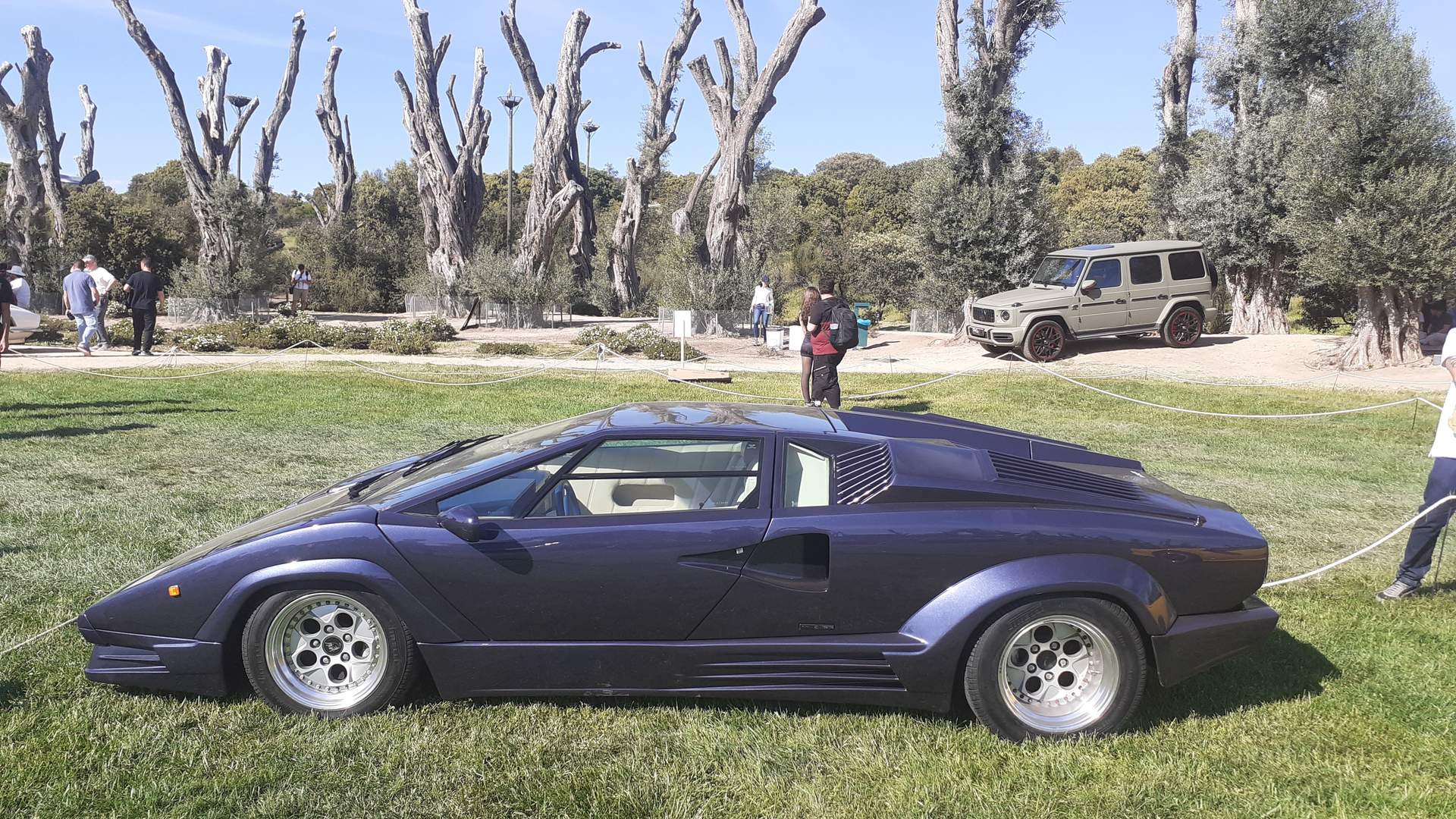 Muy futuristas las líneas del Lamborghini Countach 25 Aniversario de 1988. Monta el motor V12 Lamborghini de 5,2 litros (455 CV).