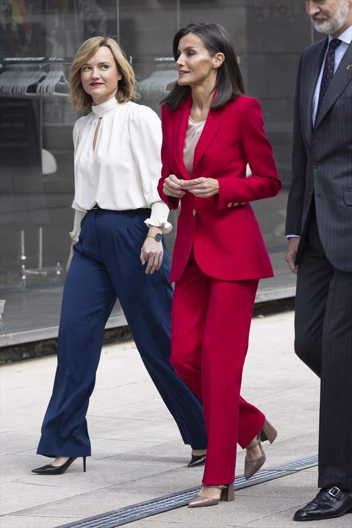 La ministra de educación, Pilar Alegría, la reina Letizia y el rey Felipe VI llegan al acto conmemorativo de la participación del equipo español en los Juegos Olímpicos de Barcelona y Albertville 92, a 26 de abril de 2024, en Madrid (España).