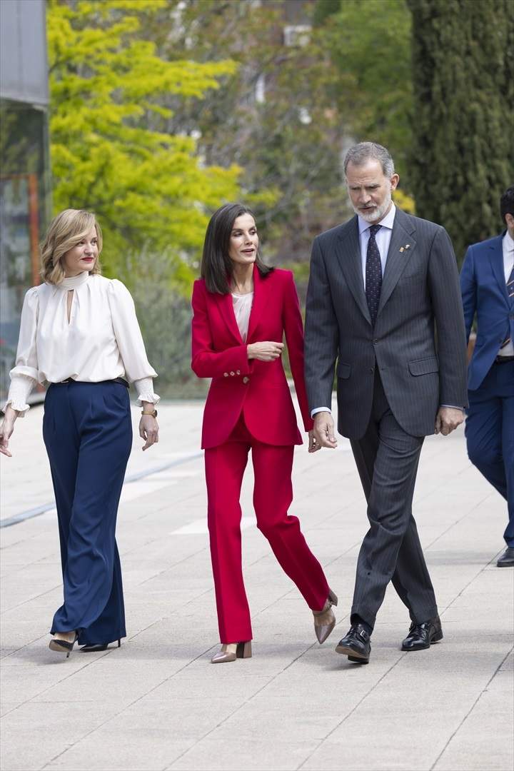 La ministra de educación, Pilar Alegría, la reina Letizia y el rey Felipe VI llegan al acto conmemorativo de la participación del equipo español en los Juegos Olímpicos de Barcelona y Albertville 92, a 26 de abril de 2024, en Madrid (España).