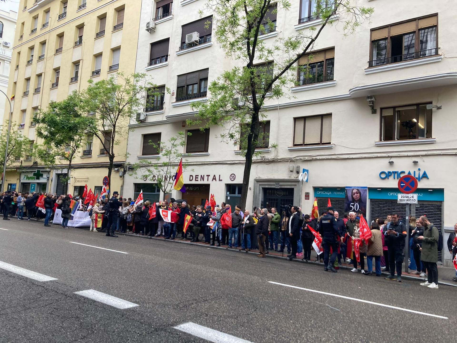 Militantes y simpatizantes del PSOE comienzan a llegar a la sede de Ferraz para trasladar su apoyo a Pedro Sánchez