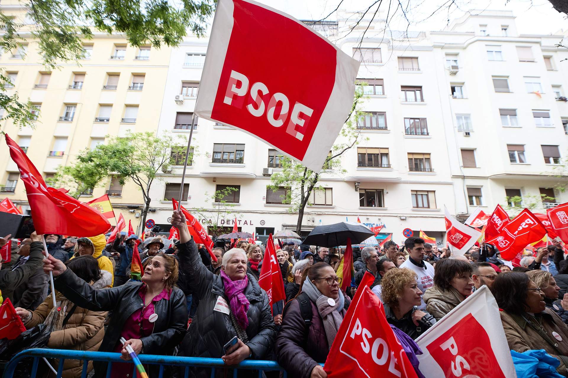 Militantes y simpatizantes del PSOE inundan Ferraz pese a la lluvia para trasladar su apoyo a Pedro Sánchez