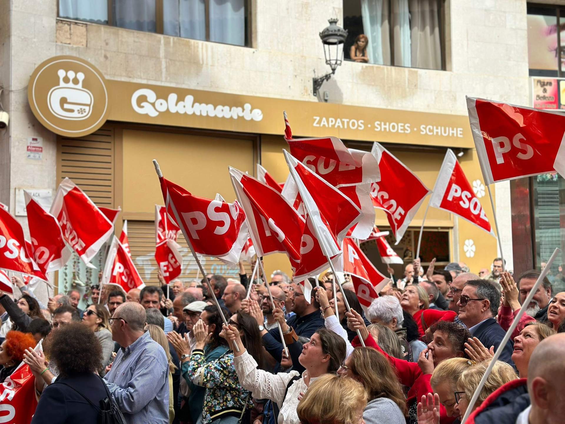 Unas 400 personas se reúnen en la sede del PSIB de Palma para apoyar a Pedro Sánchez