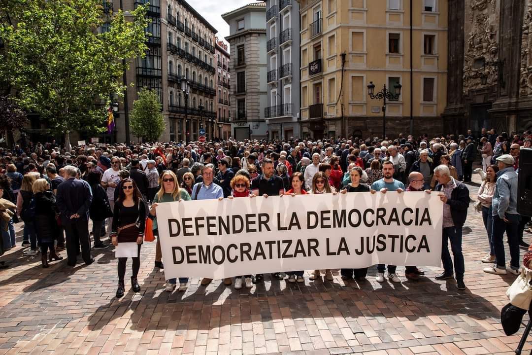 Unas 500 personas piden en Zaragoza parar la 