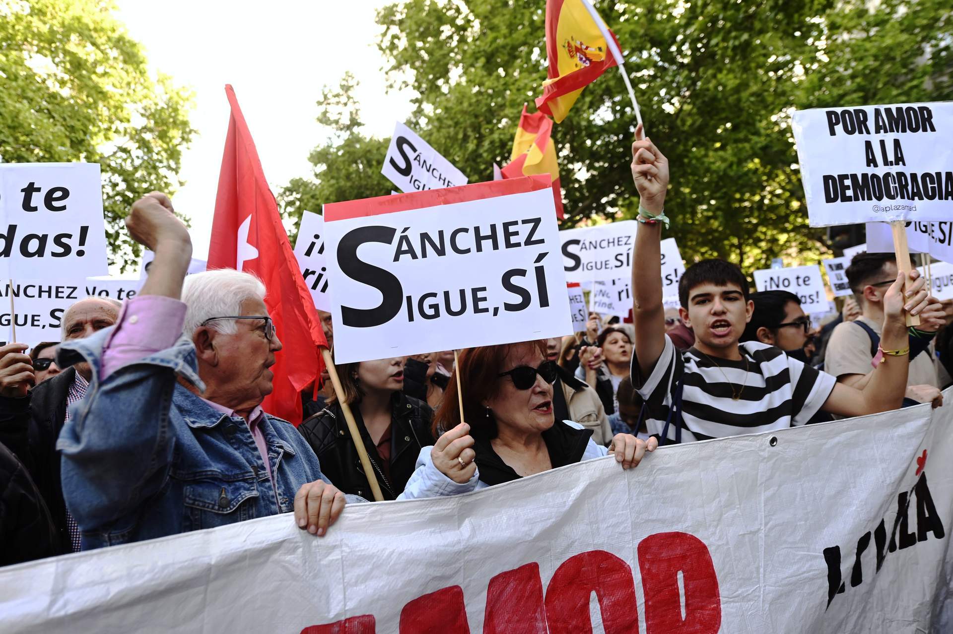 Miles de personas se manifiestan frente al Congreso en defensa de la democracia, horas previas a la decisión de Sánchez