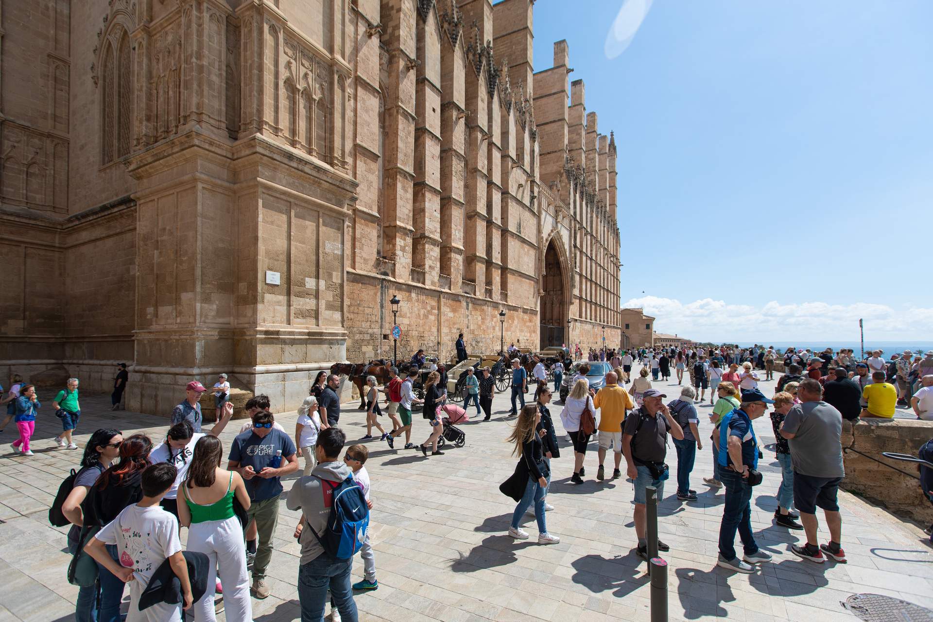 Varios turistas en las inmediaciones de la catedral de Palma de Mallorca, a 16 de abril de 2024, en Palma de Mallorca, Mallorca, Baleares.