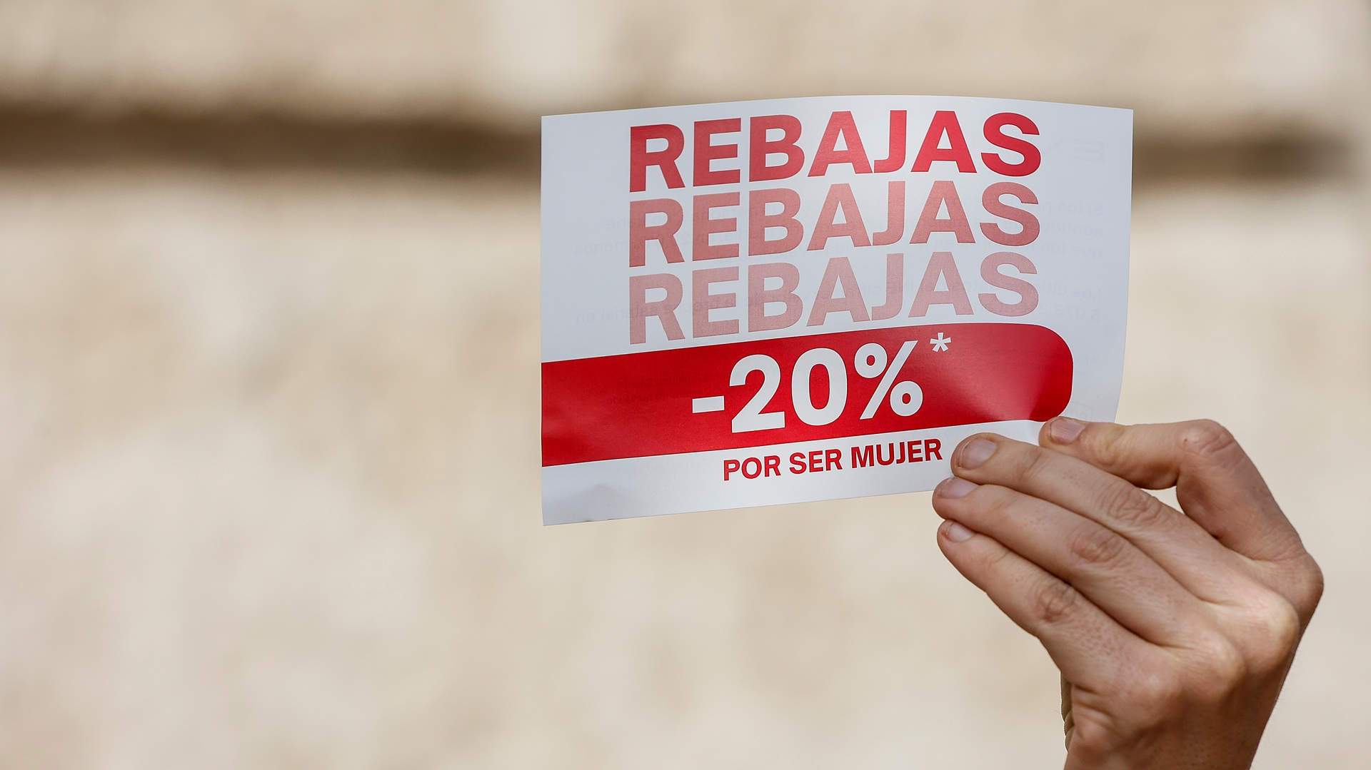 Un cartel de protesta en Valencia por la brecha salarial de género. Rober Solsona / Europa Press