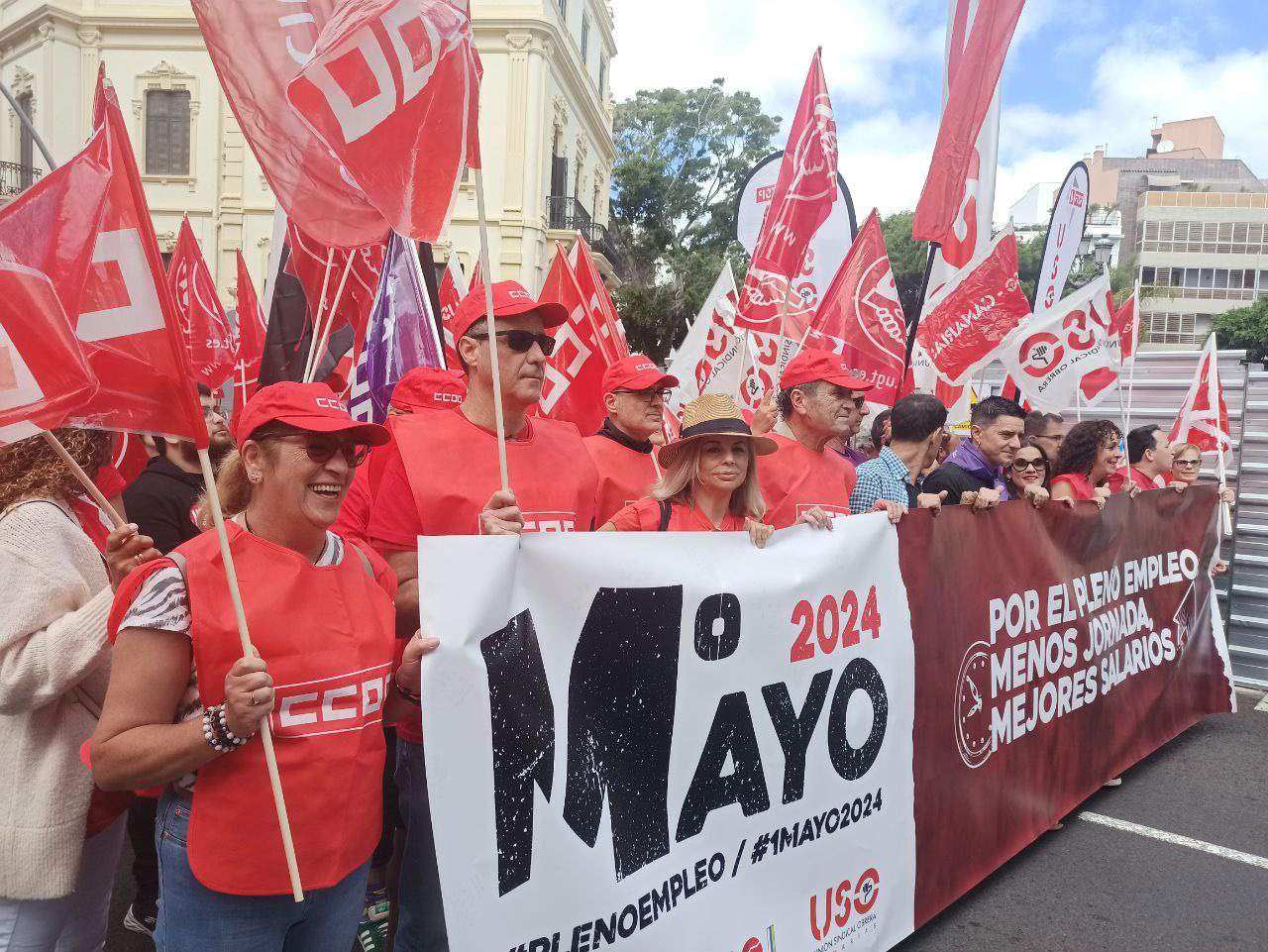 Casi 2.000 personas marchan en Canarias por el pleno empleo, más salario y reducción de jornada