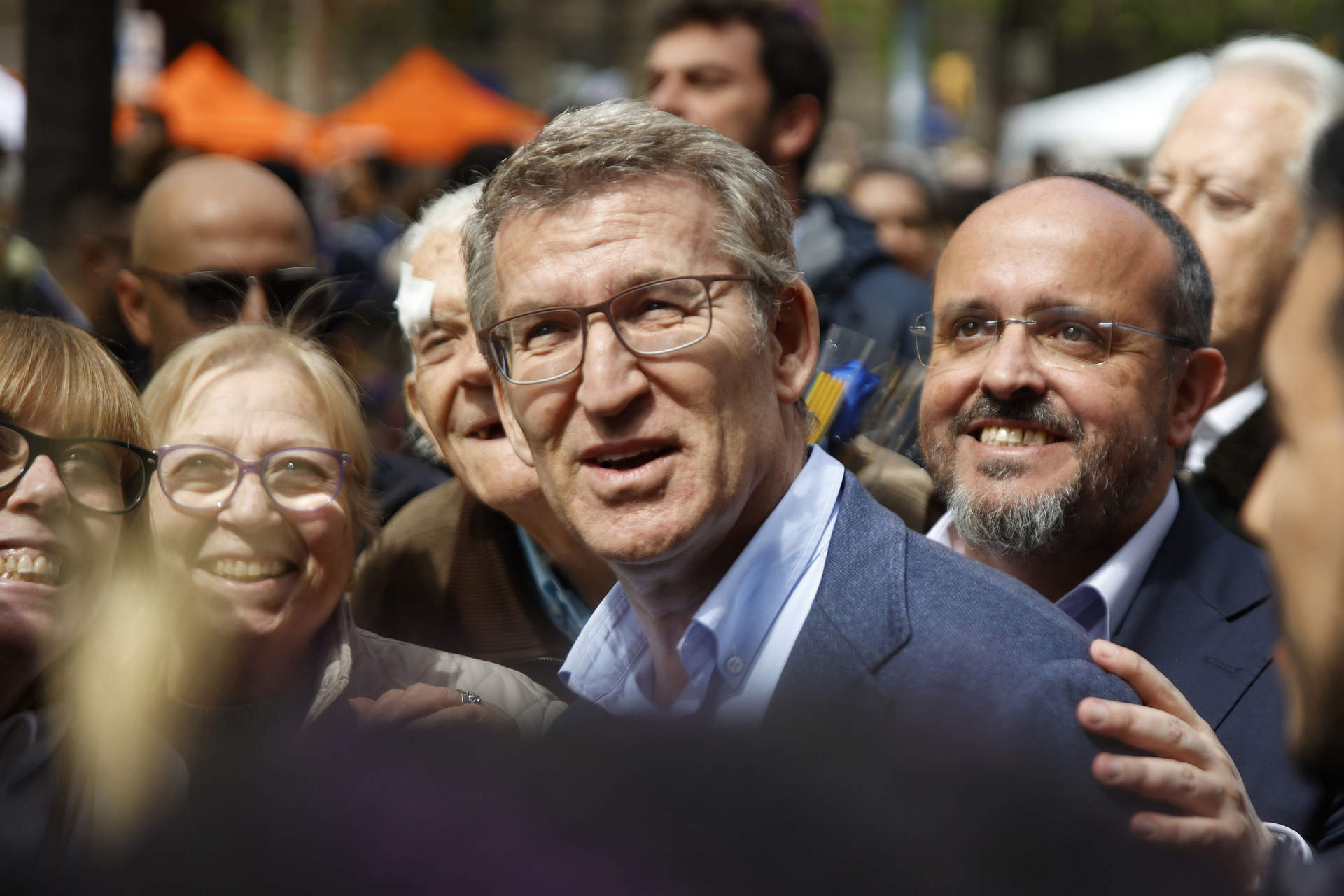 El presidente del PP, Alberto Núñez Feijóo y el candidato del partido a las elecciones catalanas, Alejandro Fernández durante su visita a Barcelona por el día de Sant Jordi, a 23 de abril de 2024, en Barcelona, Cataluña.