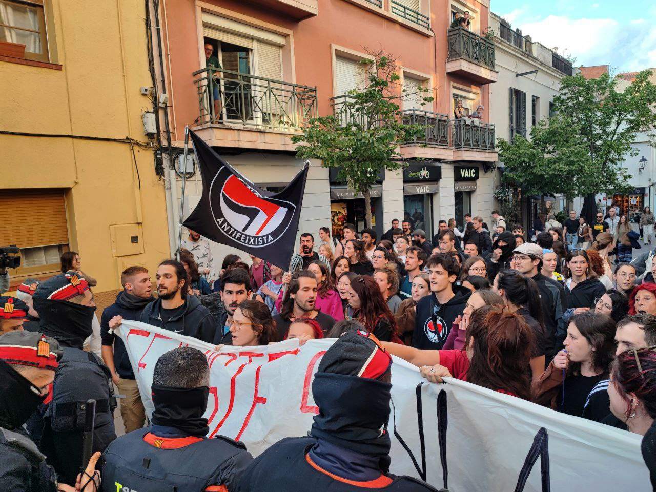 Un centenar de personas protesta contra un acto de Vox en Sant Cugat del Vallès (Barcelona)