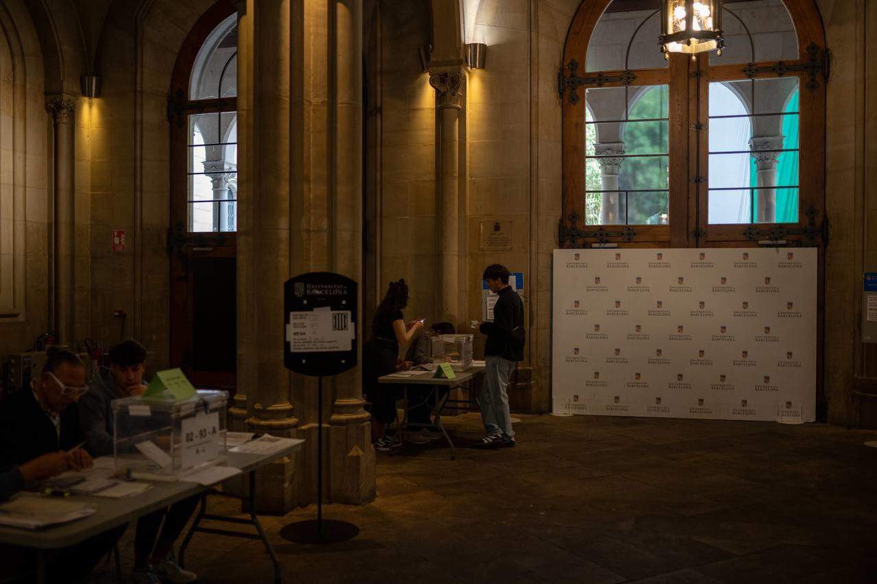 Colocan paneles opacos en la UB entre la acampada propalestina y las mesas de votación