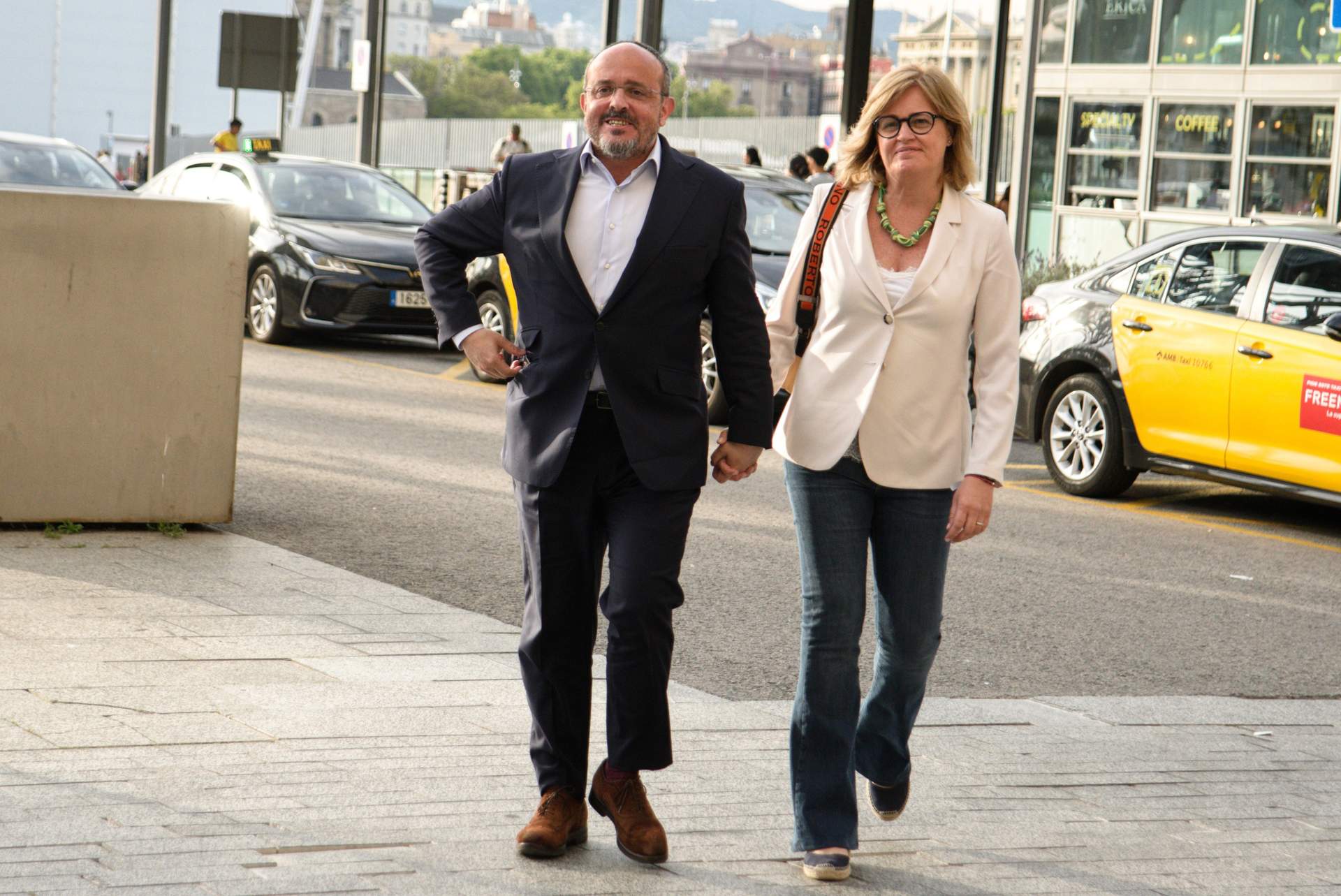 Fernández llega a la sede del PP junto a su esposa con 