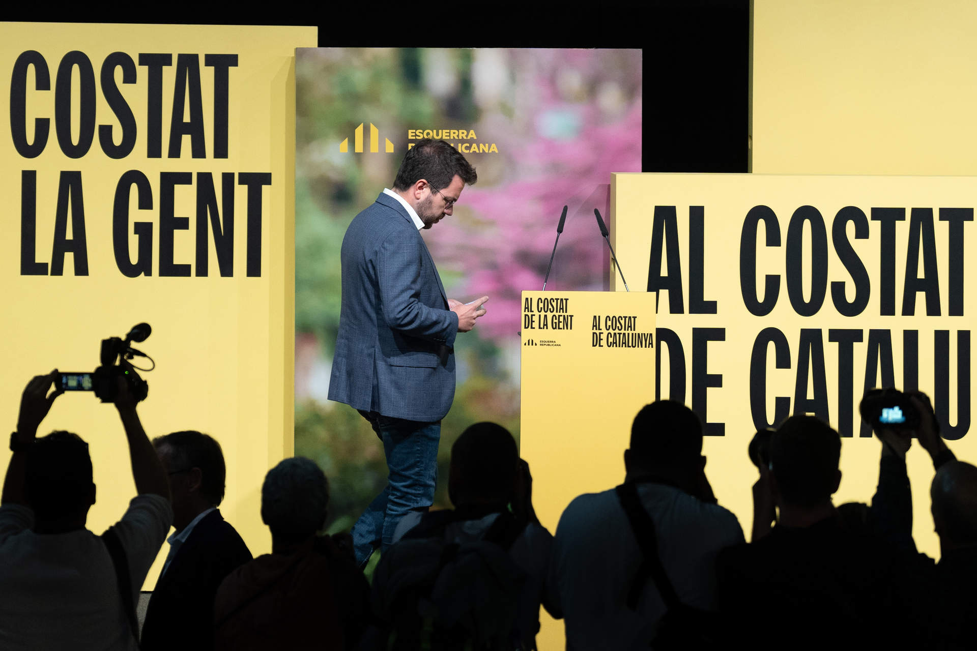 El candidato de ERC a la reelección, Pere Aragonès, en la sede electoral republicana en el pabellón de la Estació del Nord de Barcelona.