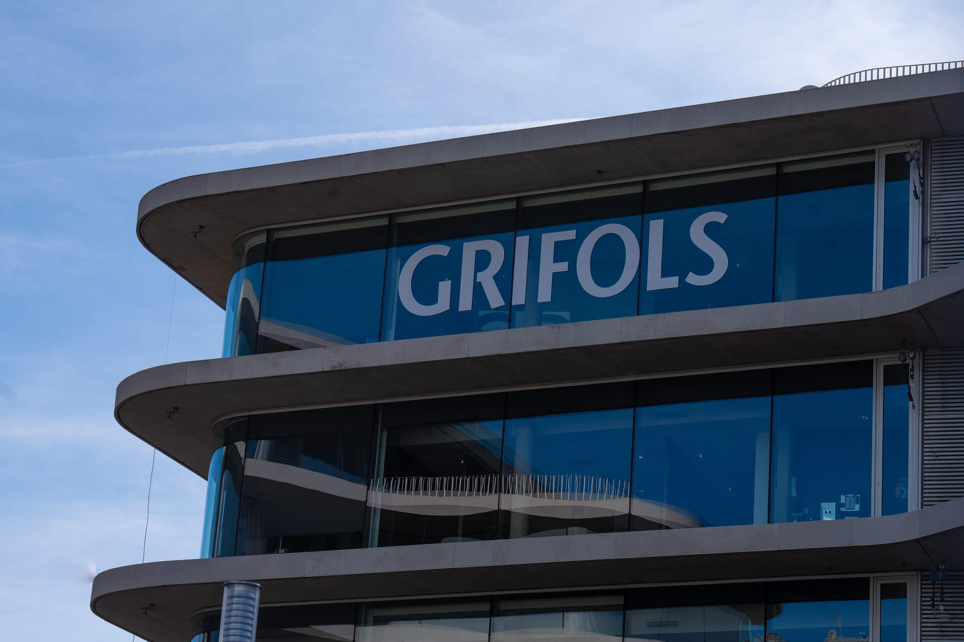 Grifols gana 21,4 millones hasta marzo frente a pérdidas de un año antes y sitúa su deuda en 10.948 millones