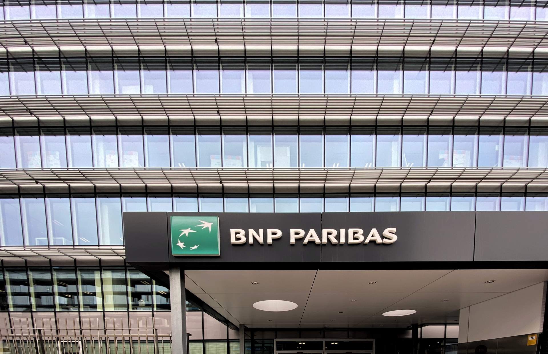 BNP Paribas descarta ejercer de 'caballero blanco' de Sabadell como alternativa a la OPA de BBVA