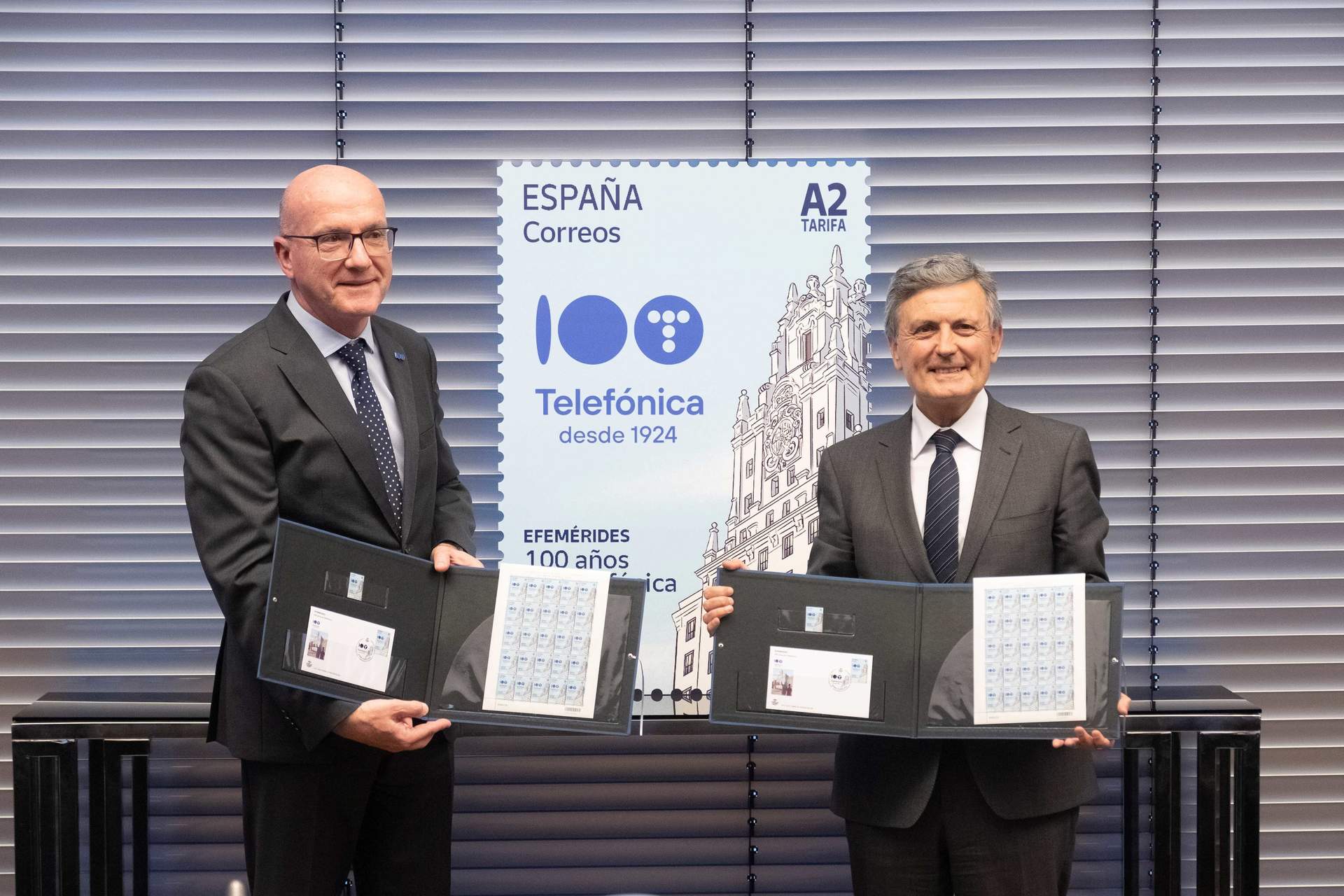 Correos presenta un sello que conmemora el centenario de Telefónica