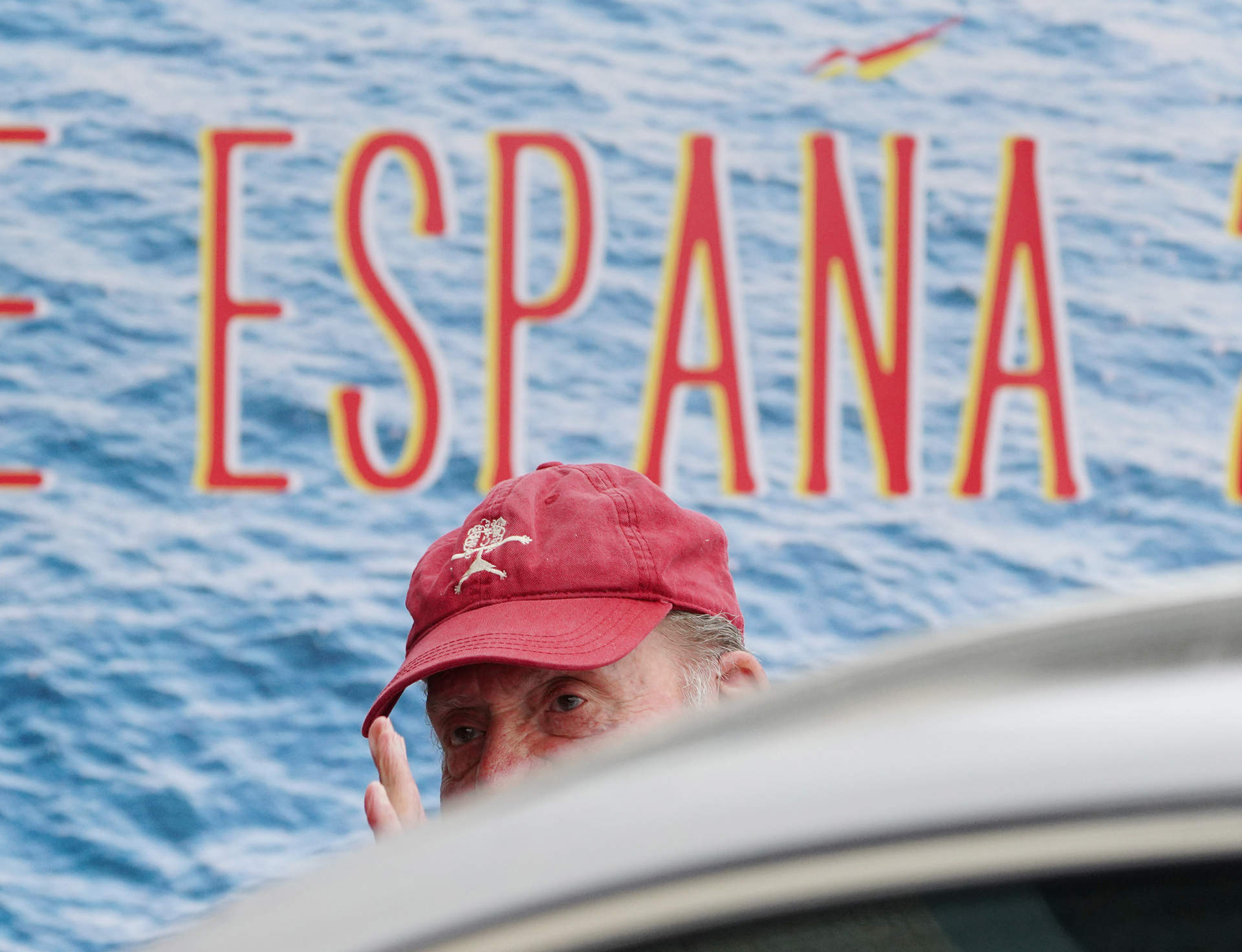 Juan Carlos I aterriza en Santiago para participar en las regatas del fin de semana de Sanxenxo
