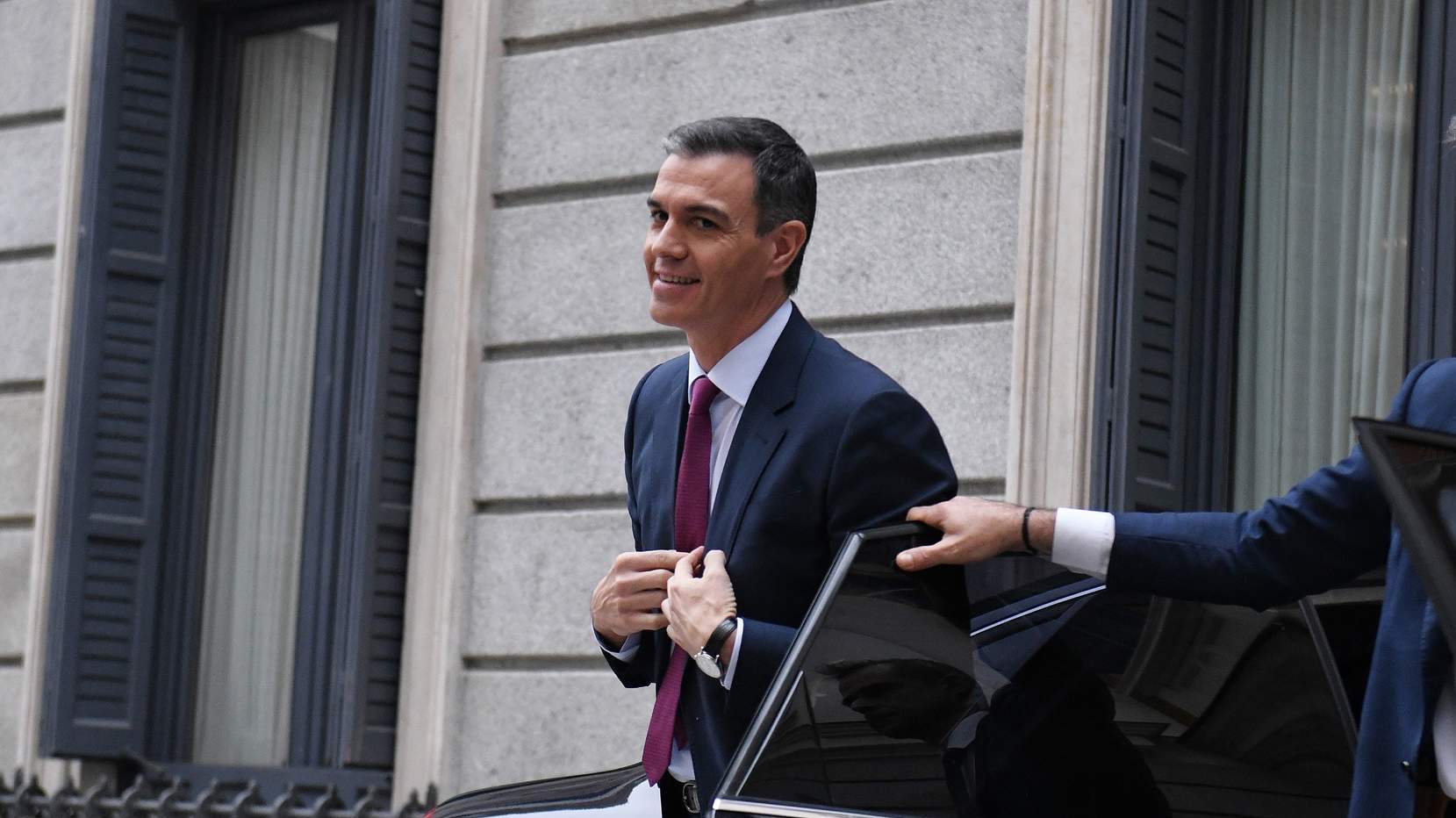 Pedro Sánchez del coche oficial ante un escolta.