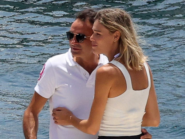 Enrique Ponce y Ana Soria regresan a puerto, donde la joven sufre un traspiÃ©s que la hace caer cuando bajaba del barco, despuÃ©s de una jornada en alta mar con la familia de ella, a 17 de julio de 2021, en AlmerÃ­a, EspaÃ±a.PAREJA;BARCO;TORERO;PUERTO;MAR;CAÃDA;TROPEZÃ“N;TROPIEZORaÃºl Terrel / Europa Press(Foto de ARCHIVO)17/7/2021