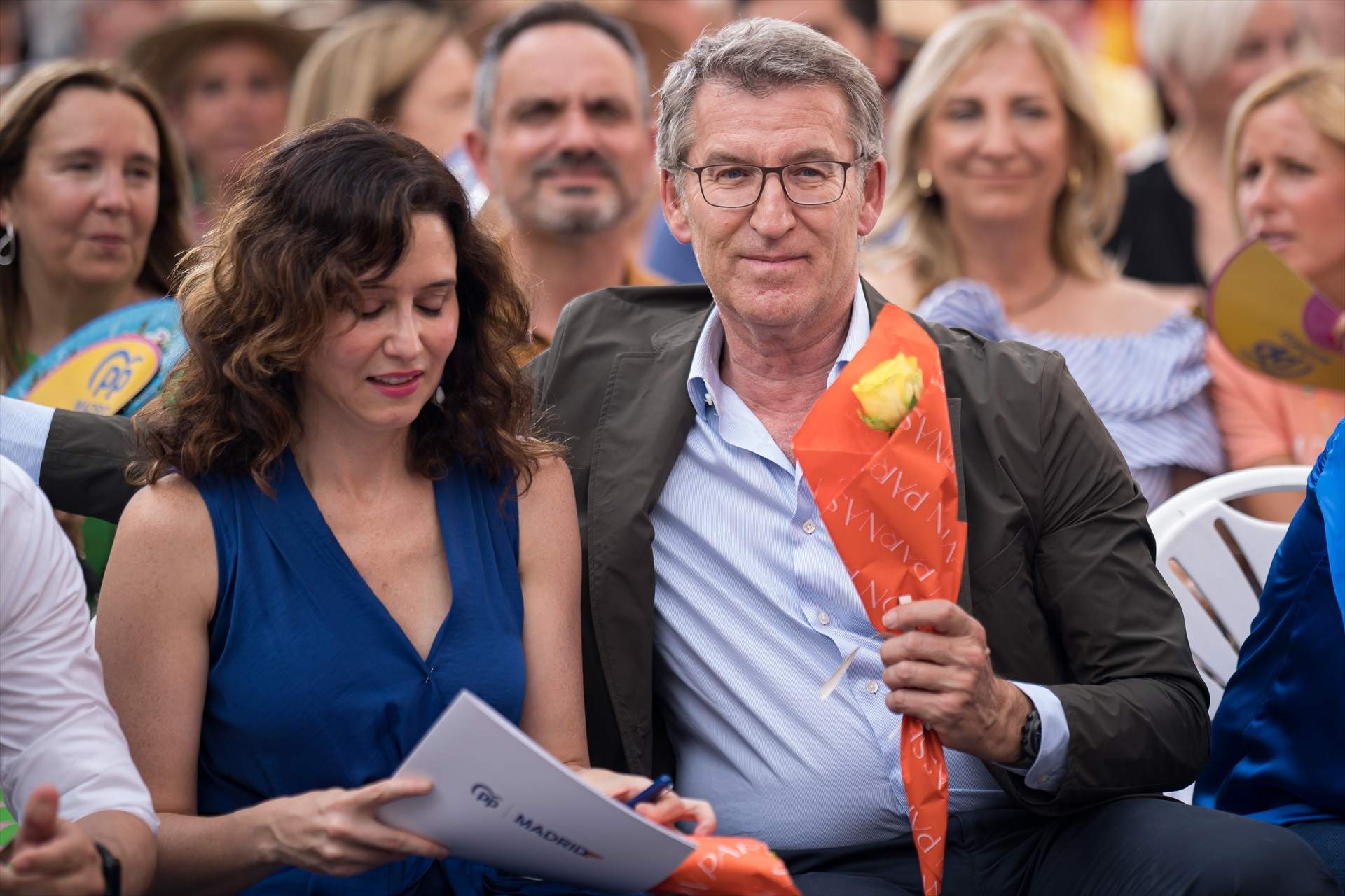 La presidenta de la Comunidad de Madrid, Isabel Díaz Ayuso, y el presidente del Partido Popular, Alberto Núñez Feijóo, durante un acto de precierre de campaña, en la Plaza de Callao, a 6 de junio de 2024, en Madrid (España). Este encuentro se enmarca como precierre de la campaña electoral del partido con motivo de las elecciones europeas, que se celebran el próximo domingo 9 de junio.
Fecha: 06/06/2024.