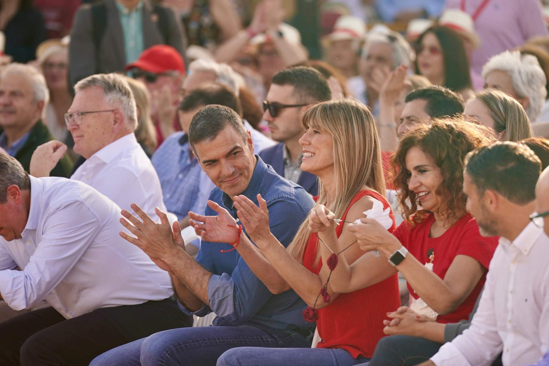 El secretario general del PSOE y presidente del Gobierno, Pedro Sánchez, junto a su mujer, Begoña Gómez, en un acto de campaña por el 9J. Foto: Álex Zea / Europa Press