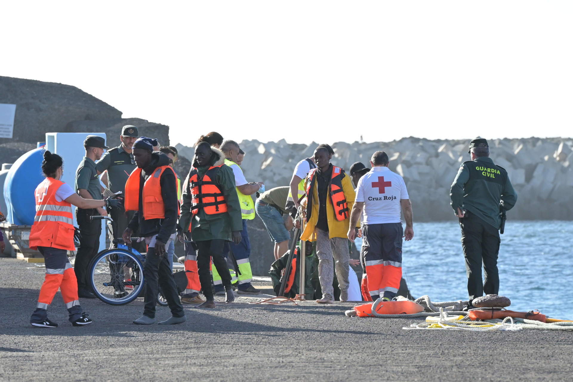 Varios emigrantes son atendidos a su llegada al muelle de la Restinga, a 10 de enero de 2024, en El Hierro.