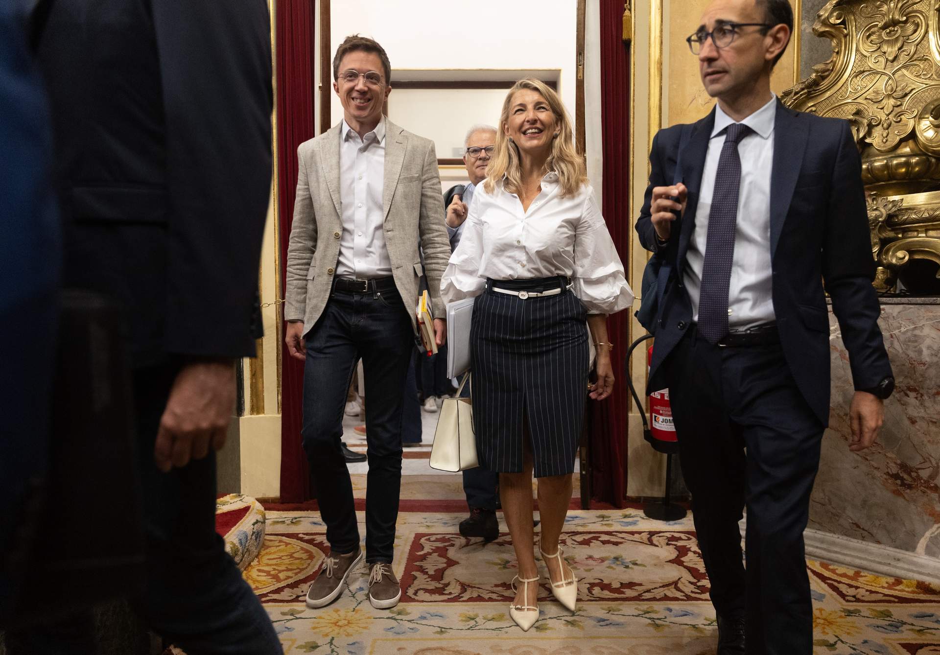 El diputado de Sumar Iñigo Errejón (i) y la vicepresidenta segunda y ministra de Trabajo, Yolanda Díaz (c), llegan a una sesión de control al Gobierno, en el Congreso de los Diputados, a 26 de junio de 2024, en Madrid.